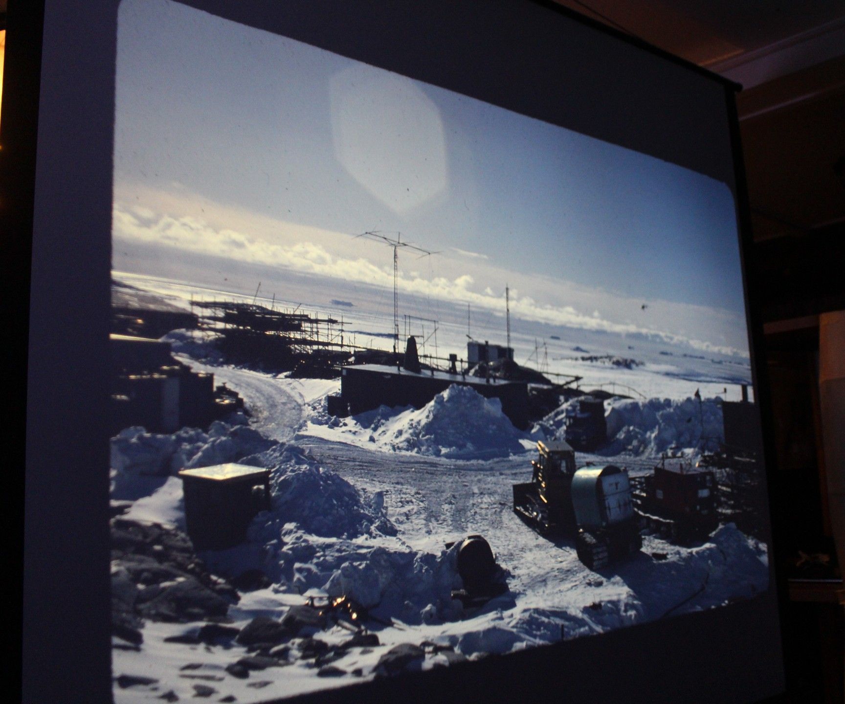 Viele Länder unterhalten in der Antarktis Forschungsstationen, die im antarktischen Sommer von speziellen Schiffen, die meist auch über Helikopter verfügen, versorgt werden.     
