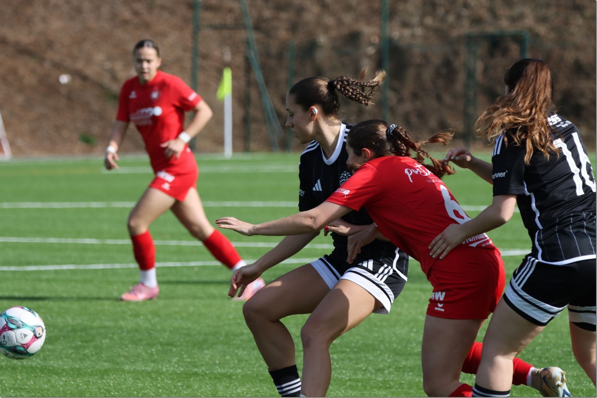Einsatz total von Rankweil Kapitänin Heike Müller gegen zwei Spielerinnen von Basel.