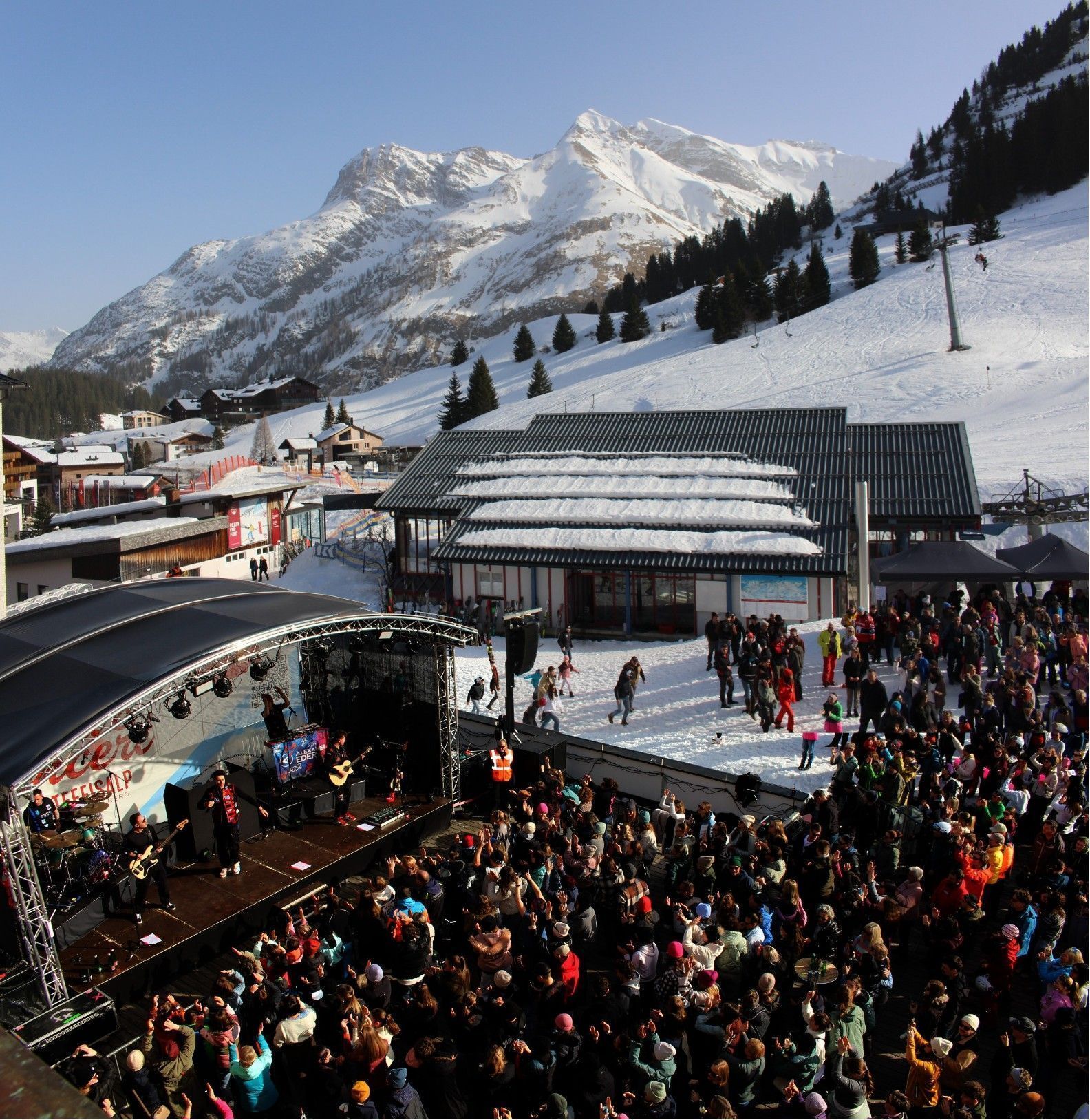 Ein besonderes Highlight in der mehr als zehnjährigen Ski&Concert-Geschichte: Alexander Eder sorgte mit seiner Band für Rekordbesuch in der Warth Arena. PETER STRAUSS