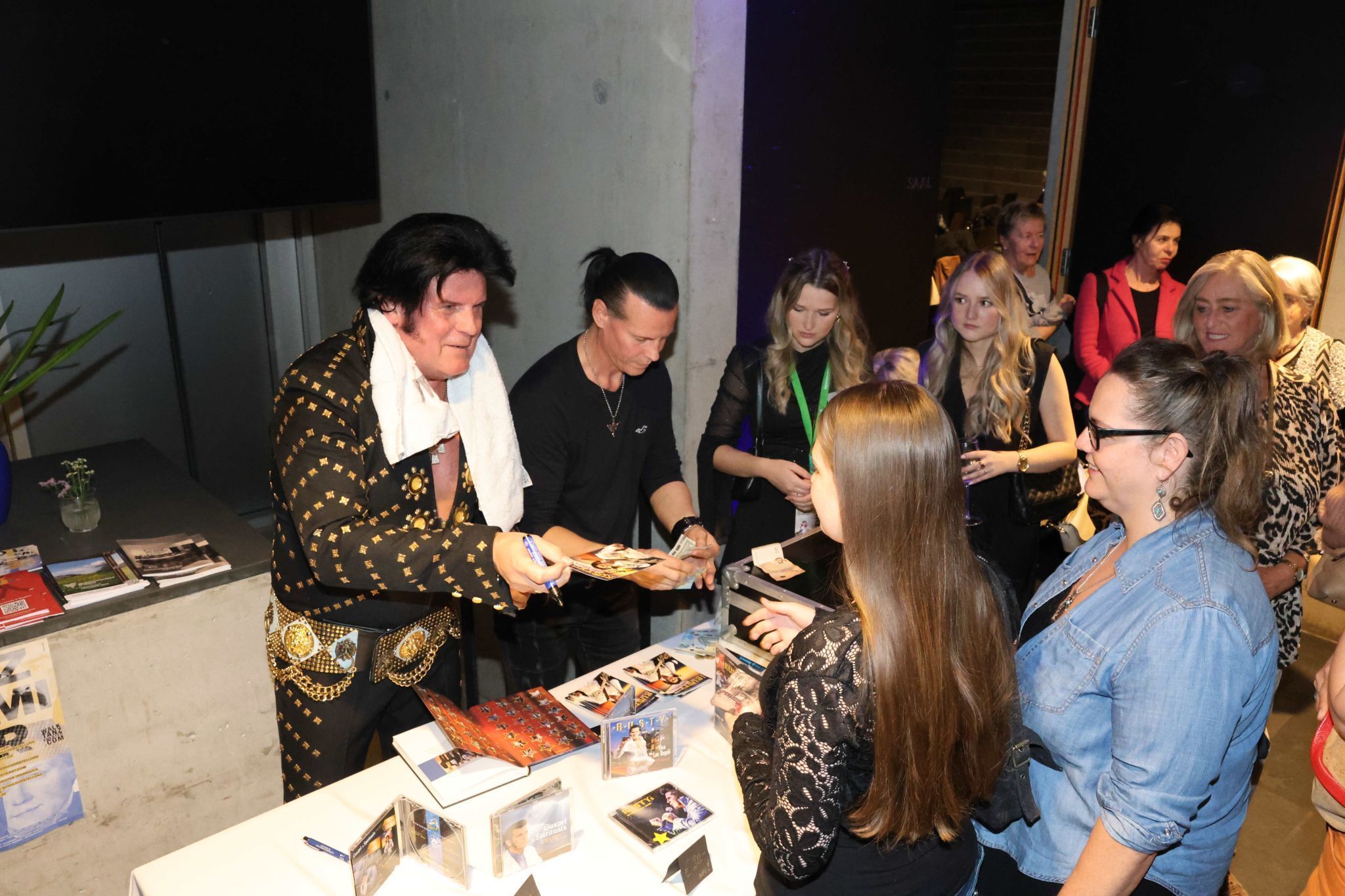 Ansturm auf Merchandise-Artikel in der Pause.