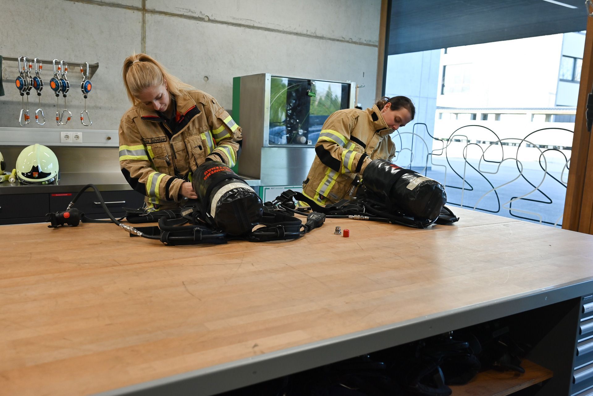 Jessica und Katharina befüllen die Sauerstoffflaschen.