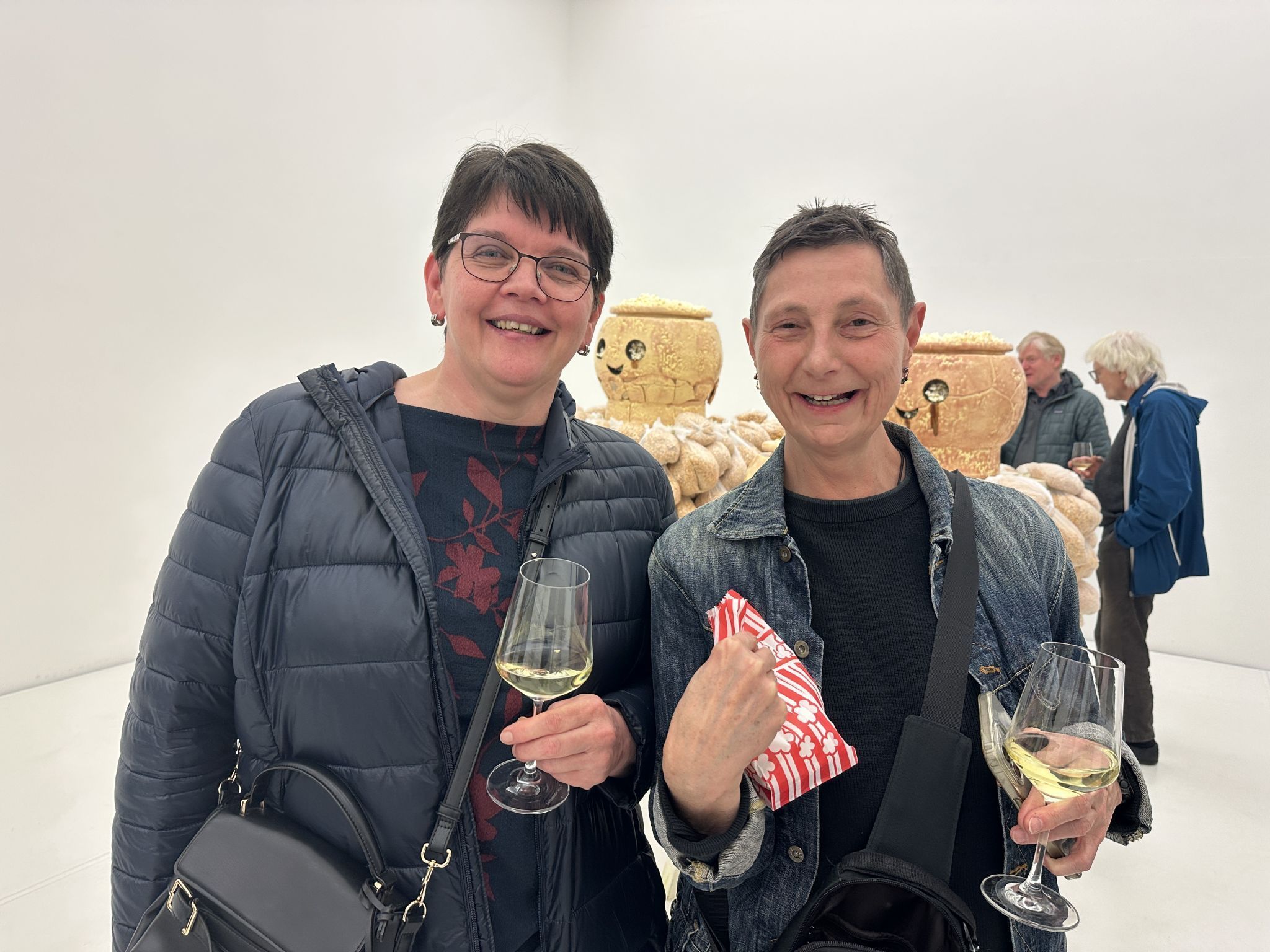 Alexandra Bertsch und ihre Frau Andrea Juster bewunderten den vielfältigen Ansatz der Künstlerin Mari Iwamoto