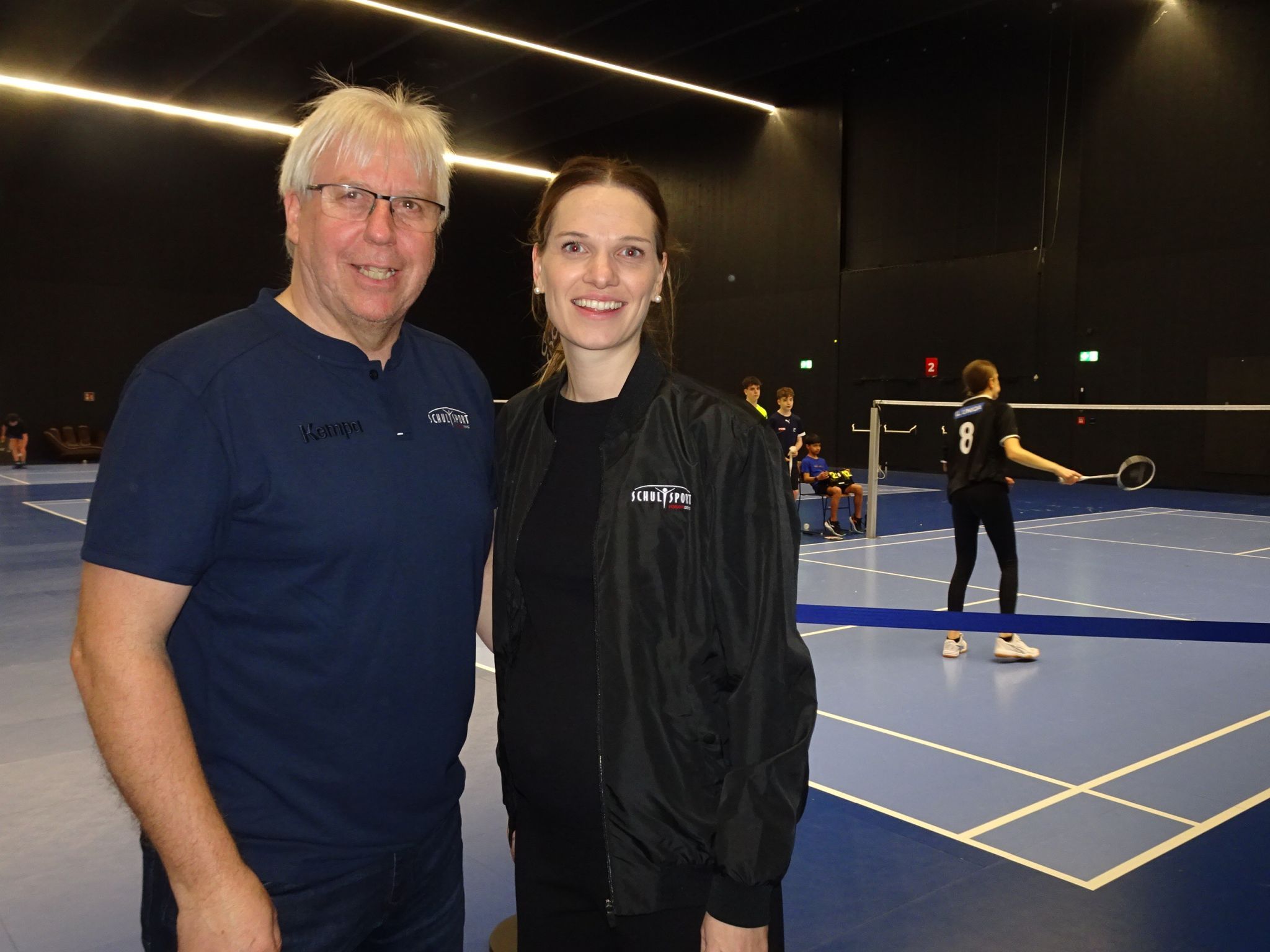 Elisabeth Obernosterer begrüßte auch Schulsportreferent Christoph Neyer in der vollen Badminton-Halle.