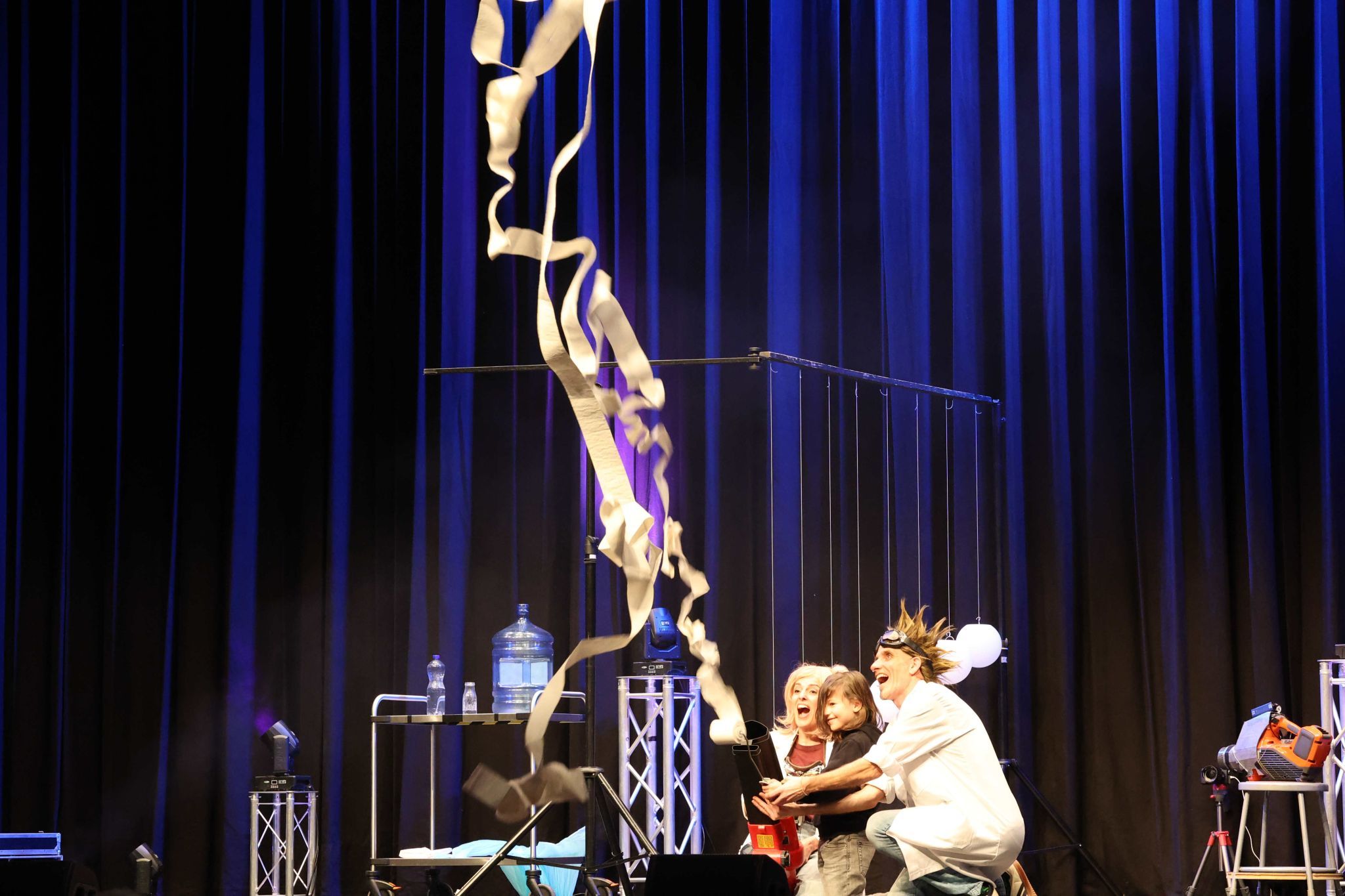 Kusntwerk mit Klopapier und Laubbläser.