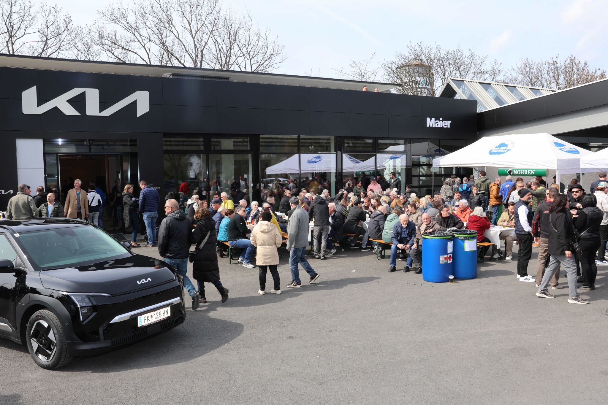 Der neue Schauraum und die darin gezeigten Autos stießen auf großes Interesse.
