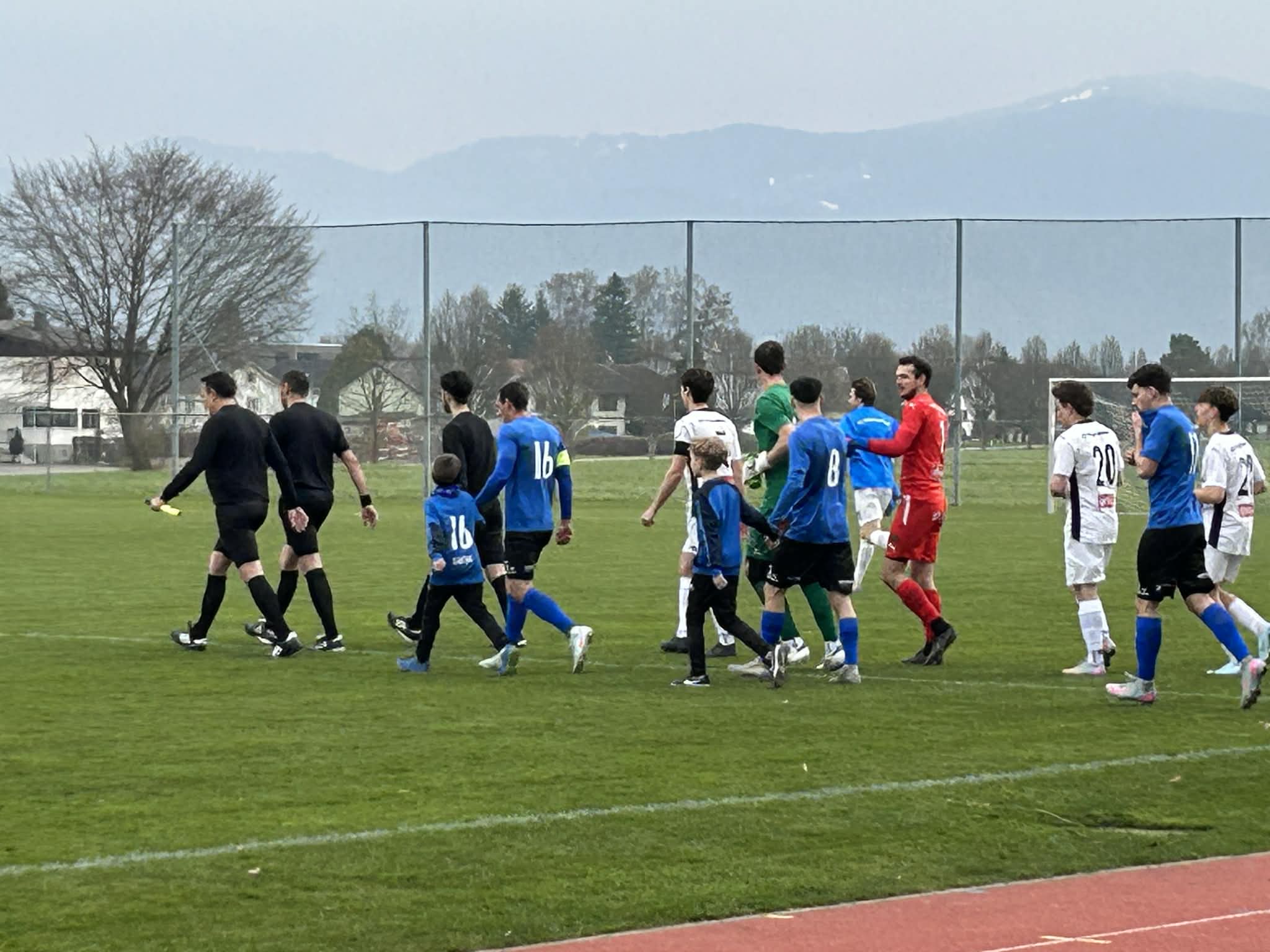 EInlauf mit dem Nachwuchs: Fußach gegen Schwarzenberg. PRIVAT