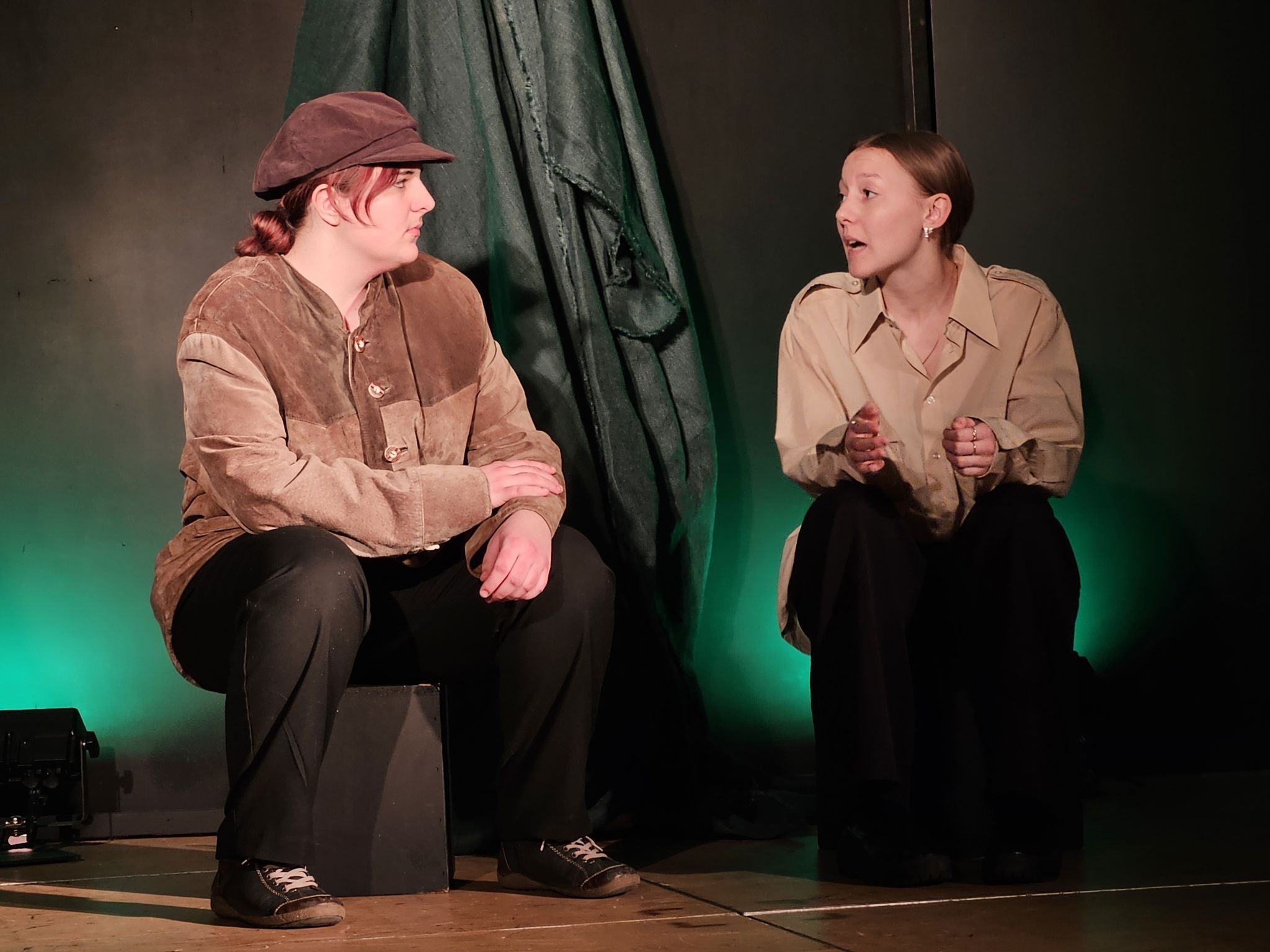 Ein Paar findet trotz den Wirren der Zeit seinen Weg zueinander.