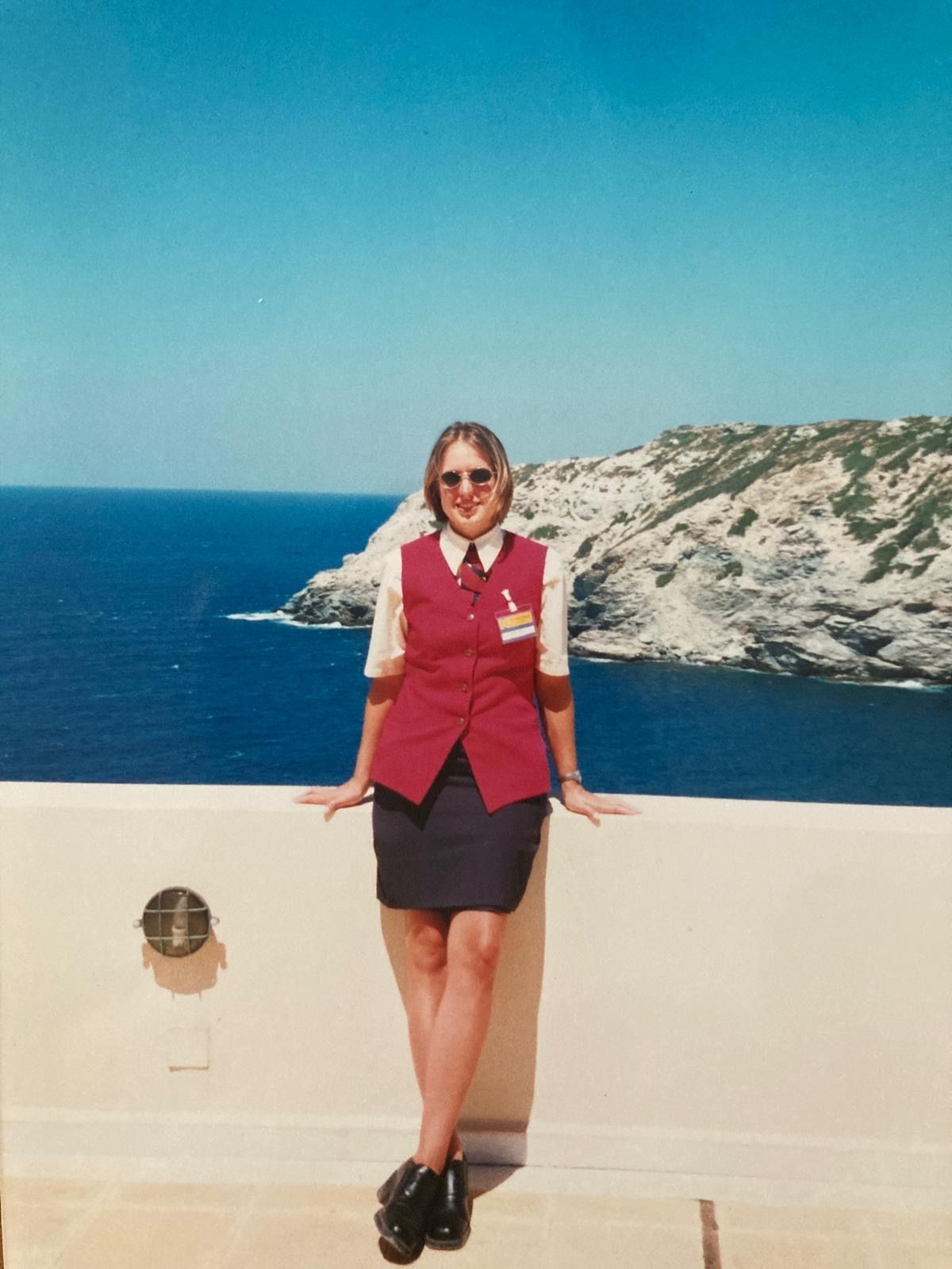 Als damals 23-jährige betreute sie als Reiseleiterin Gäste auf Kreta. (Quelle: privat)