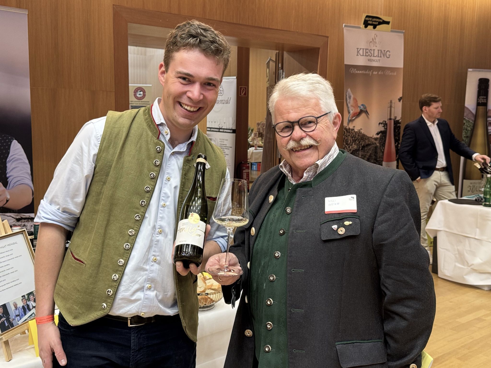 Winzer Thomas Honsig mit VSOV-Ehrenpräsident Willi Hirsch.