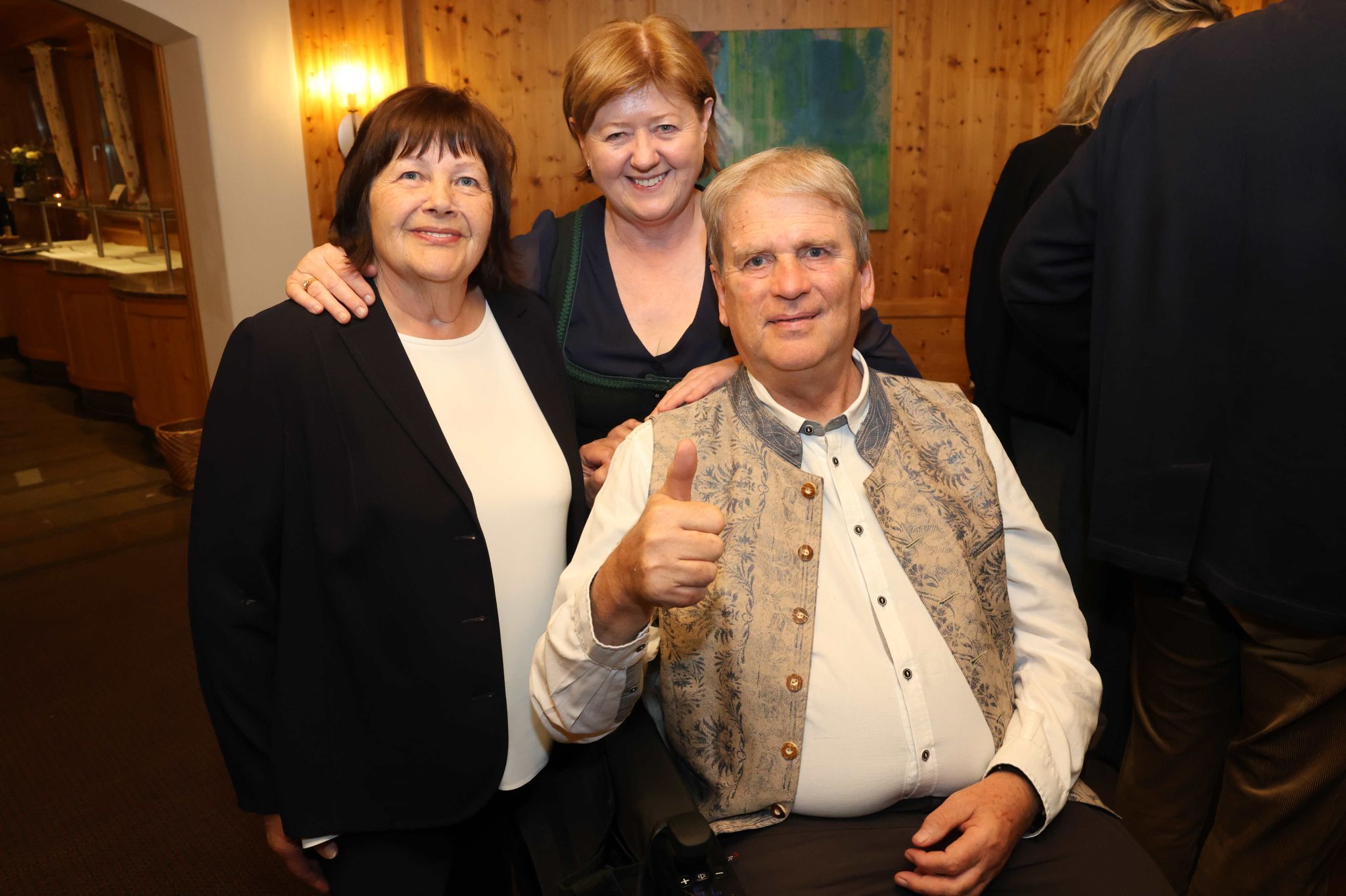 Gertrud Tschohl (Mitte) mit Brigitte und Anton Pfanner.