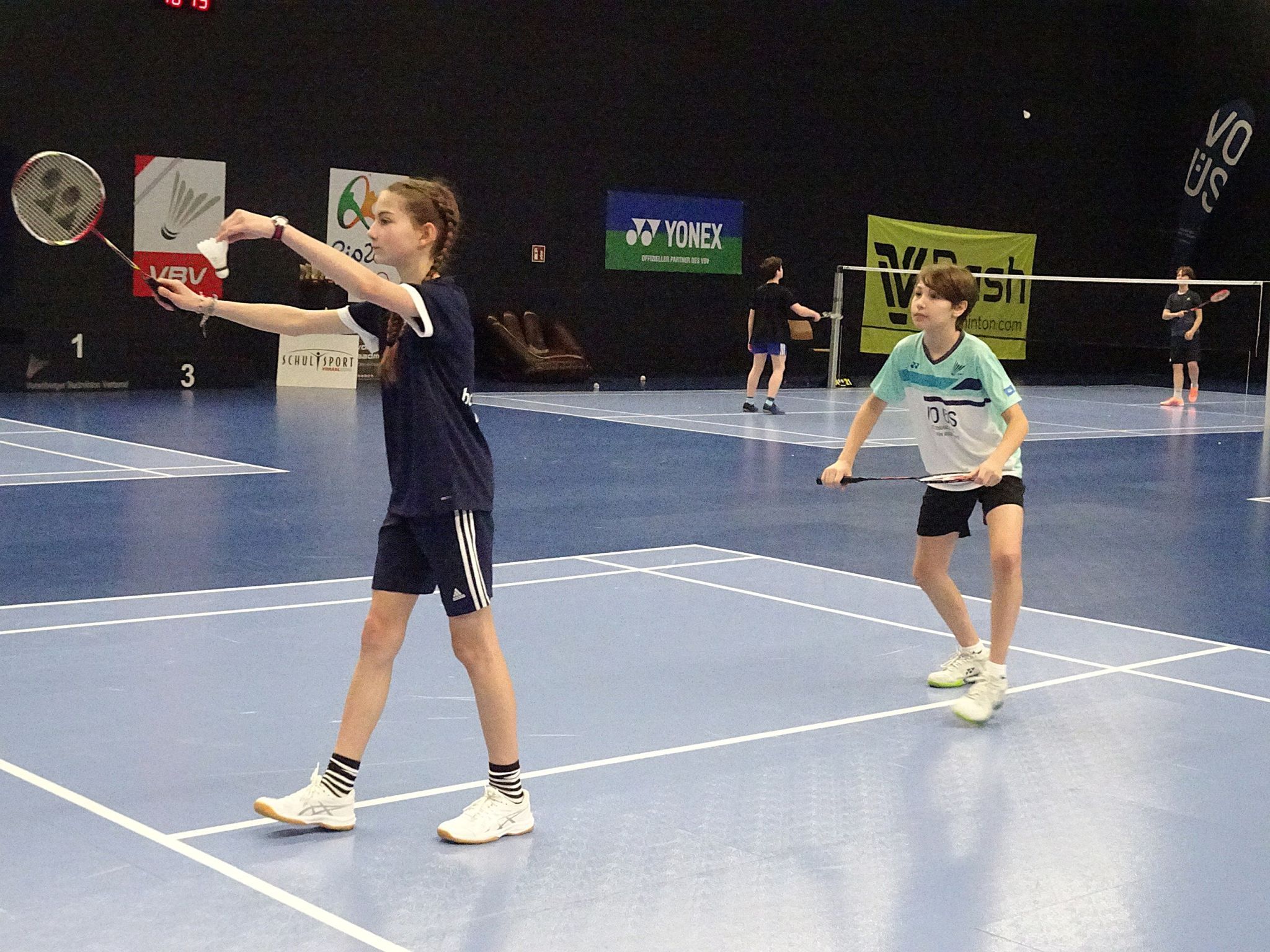 In zwei Hallen wurden die Spiele der Badminton-Schulolympics ausgetragen.