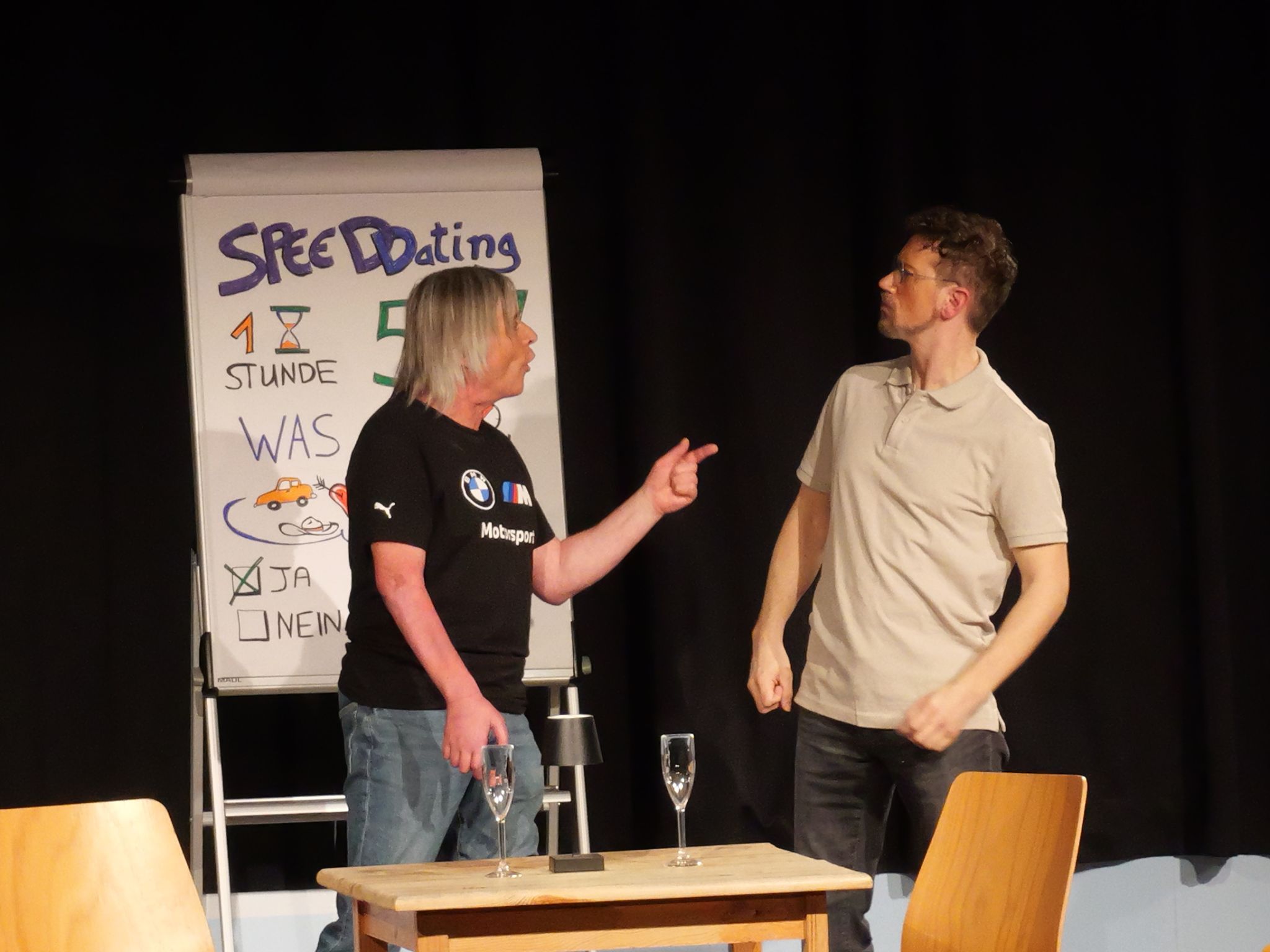 Kursteilnehmer Heinz und Kursleiter Jan geraten heftig aneinander.