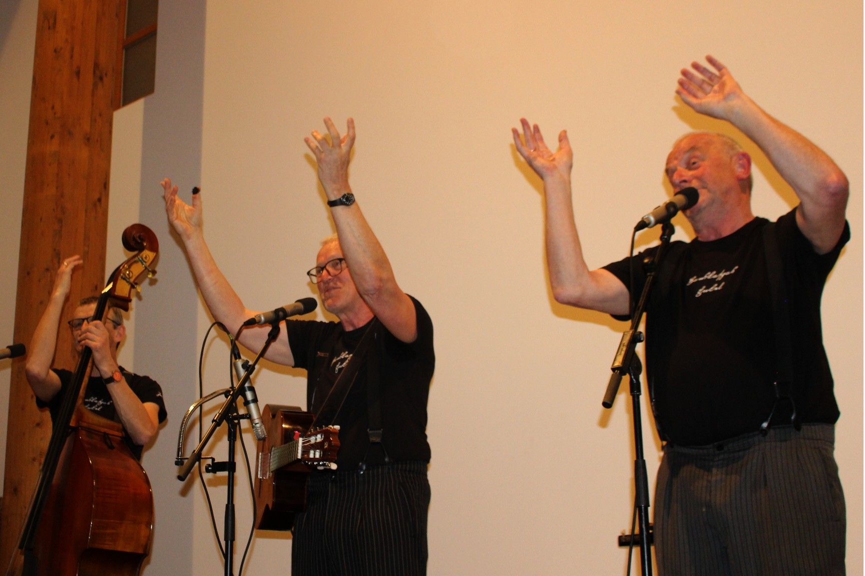 Playlist mit „religiösem Touch“: Hanskaspas Enkel begannen mit der Anleitung, wie man in den Gsiberg-Himmel kommt und schlossen mit „Aus, Amen, Fertig, Schluss!“ Dazwischen philosophierten sie u. a. über das „Aufisteig’n“ . . .   