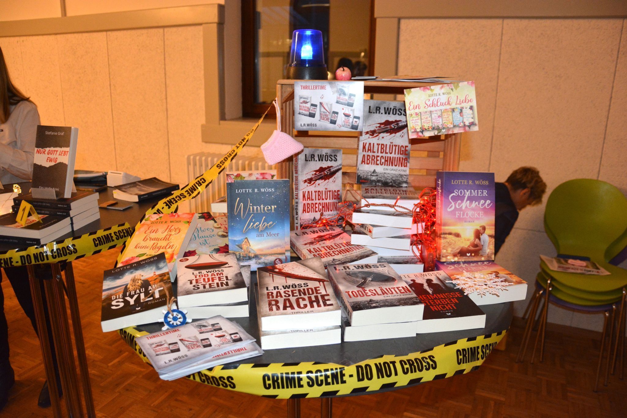 Mit Blaulicht und Polizei-Absperrband: Lotte R. Wöss hat vor kurzem ihr 30. Buch veröffentlicht.