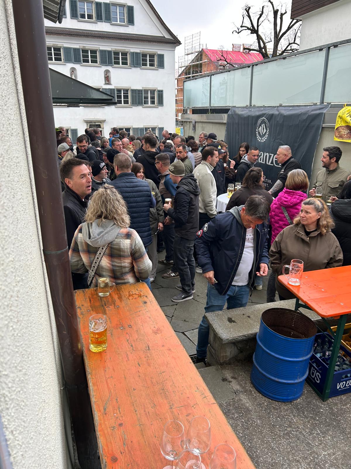 Impresssionen von verschiedenen Stationen (Arno Meusburger), und Bilder vom Geschehen im 