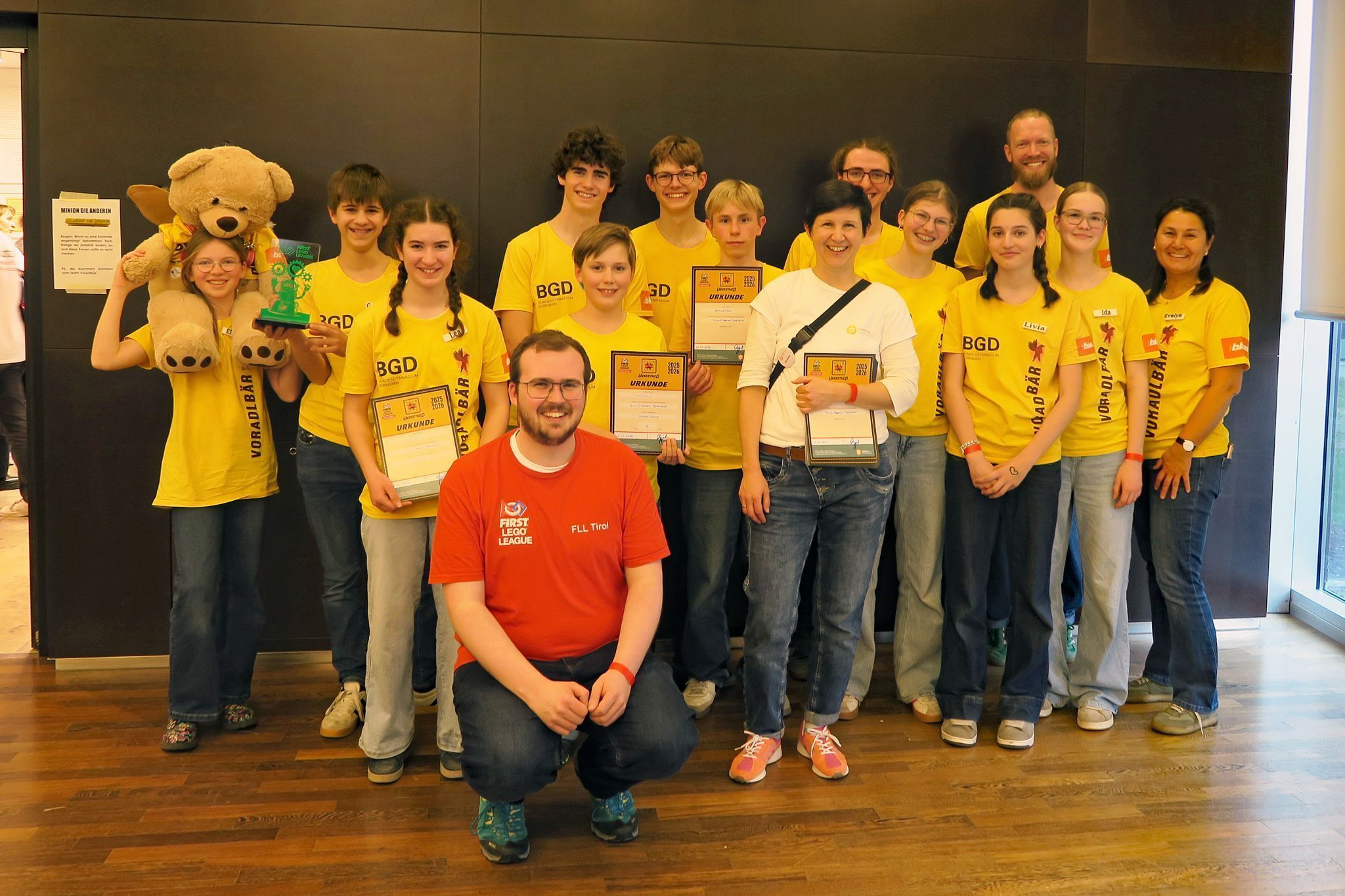 Schüler der dritten bis sechsten Klassen bilden das FLL-Team „Voradlbären“ am BG Dornbirn.