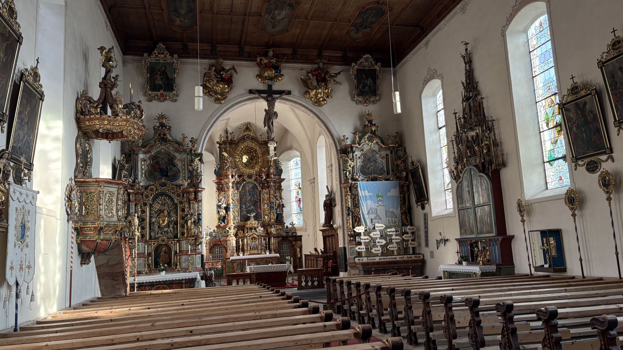 Die Innenausstattung gilt als Vorzeigewerk des Tiroler Bildhauers Andreas Kölle (1680 - 1755) aus Fendels