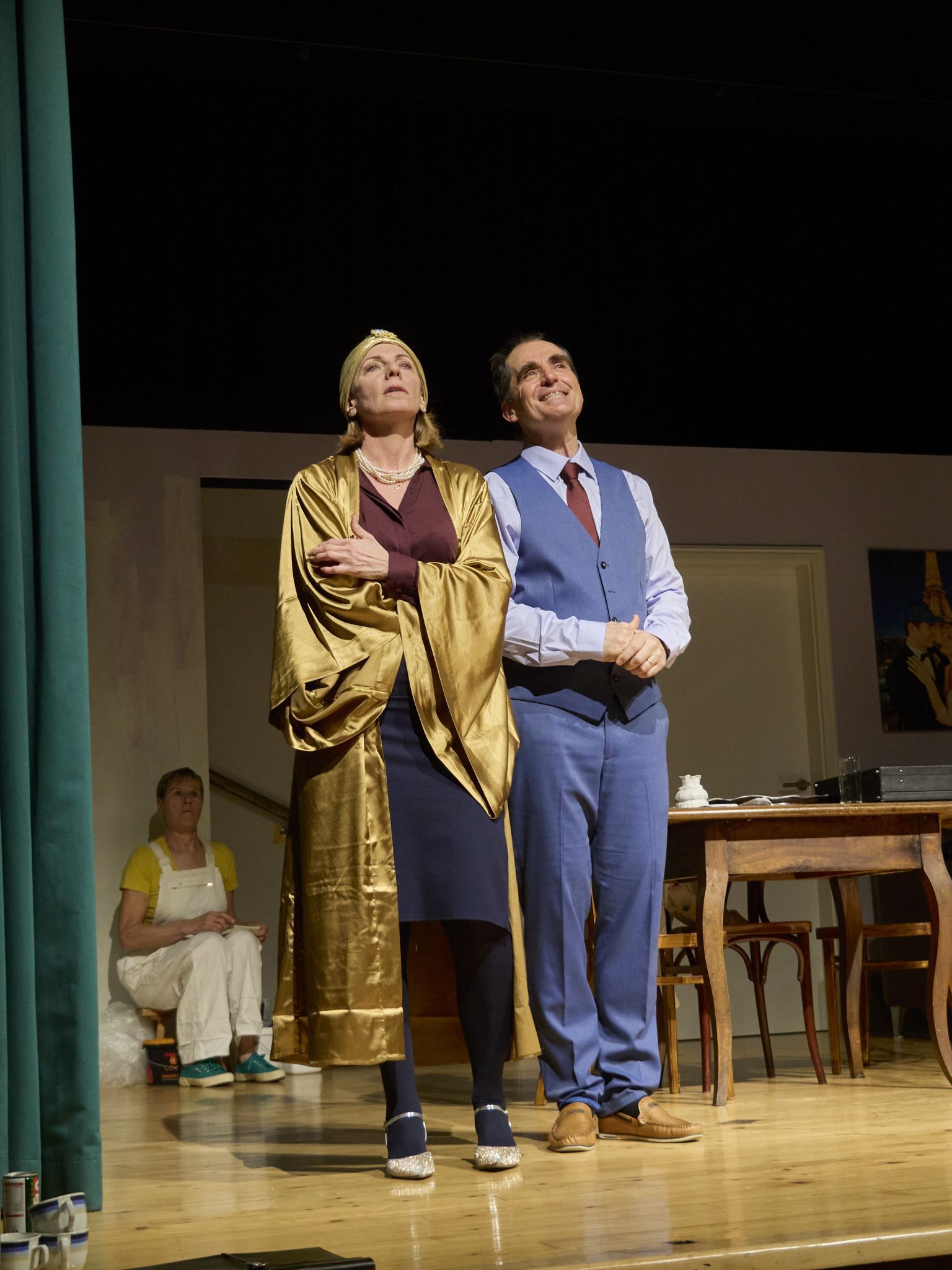 Die Schauspieler vertieft in ihre Rollen.