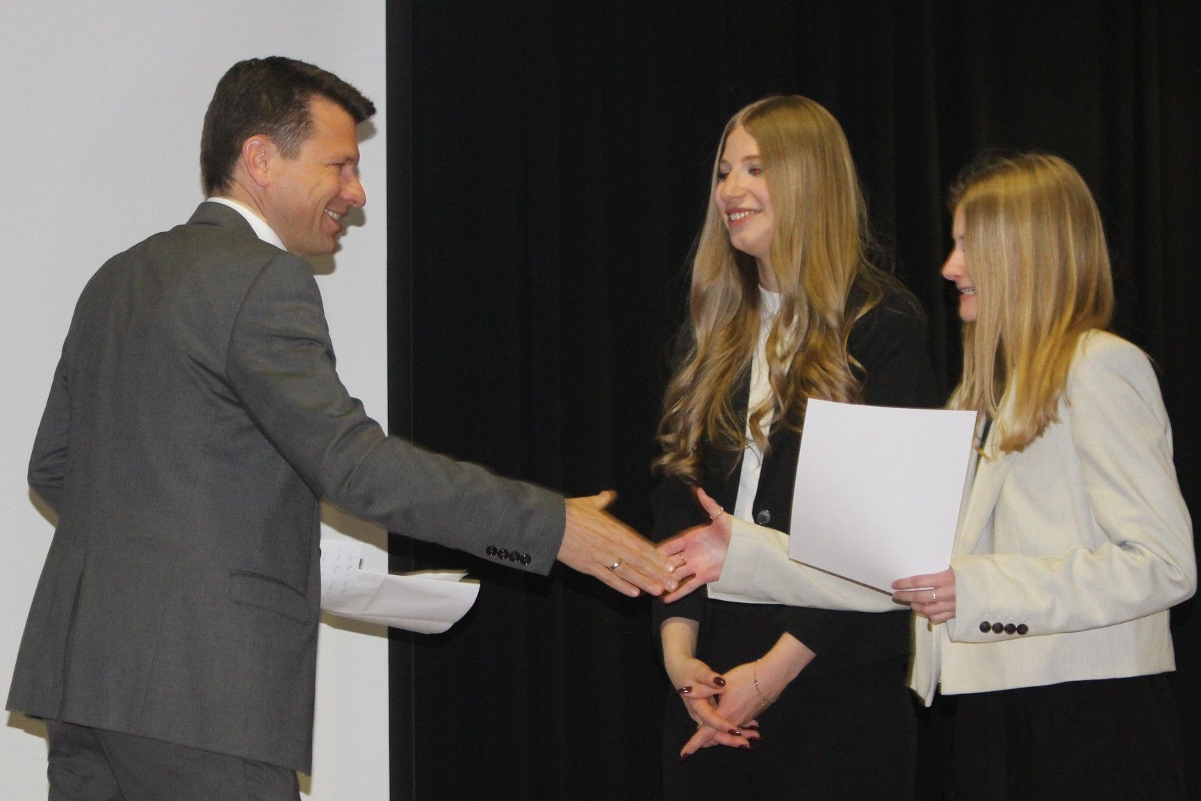 Christoph Winder, Stammgast in der Bezauer Jury, nahm die Auszeichnungen vor.