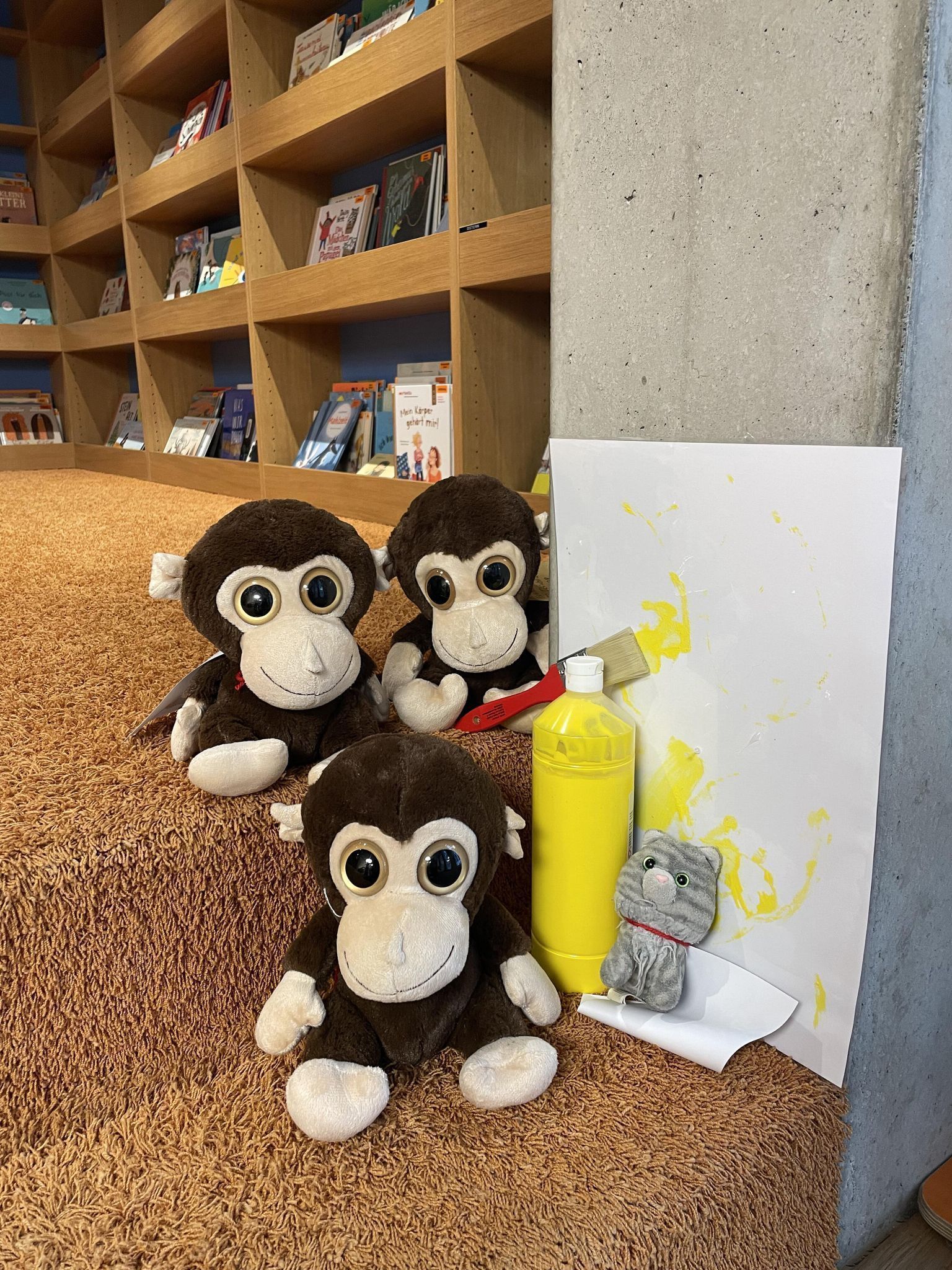 Die Affenbande hatte offensichtlich vor, die Stadtbibliothek mit gelber Farbe zu verschönern.