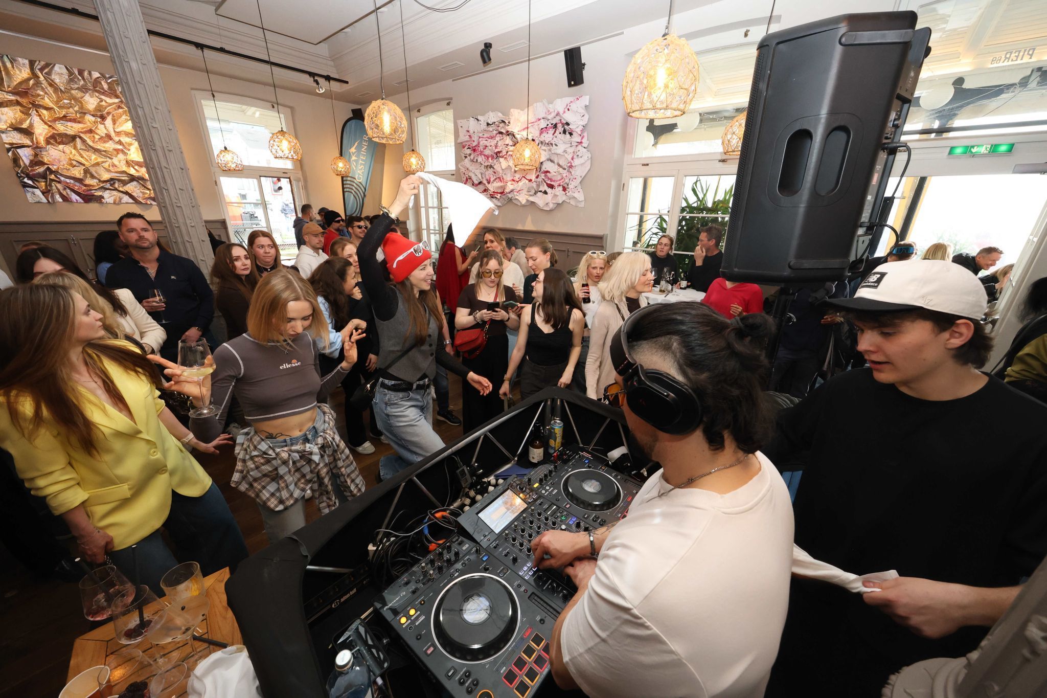 Das DJ-Duo in Aktion.