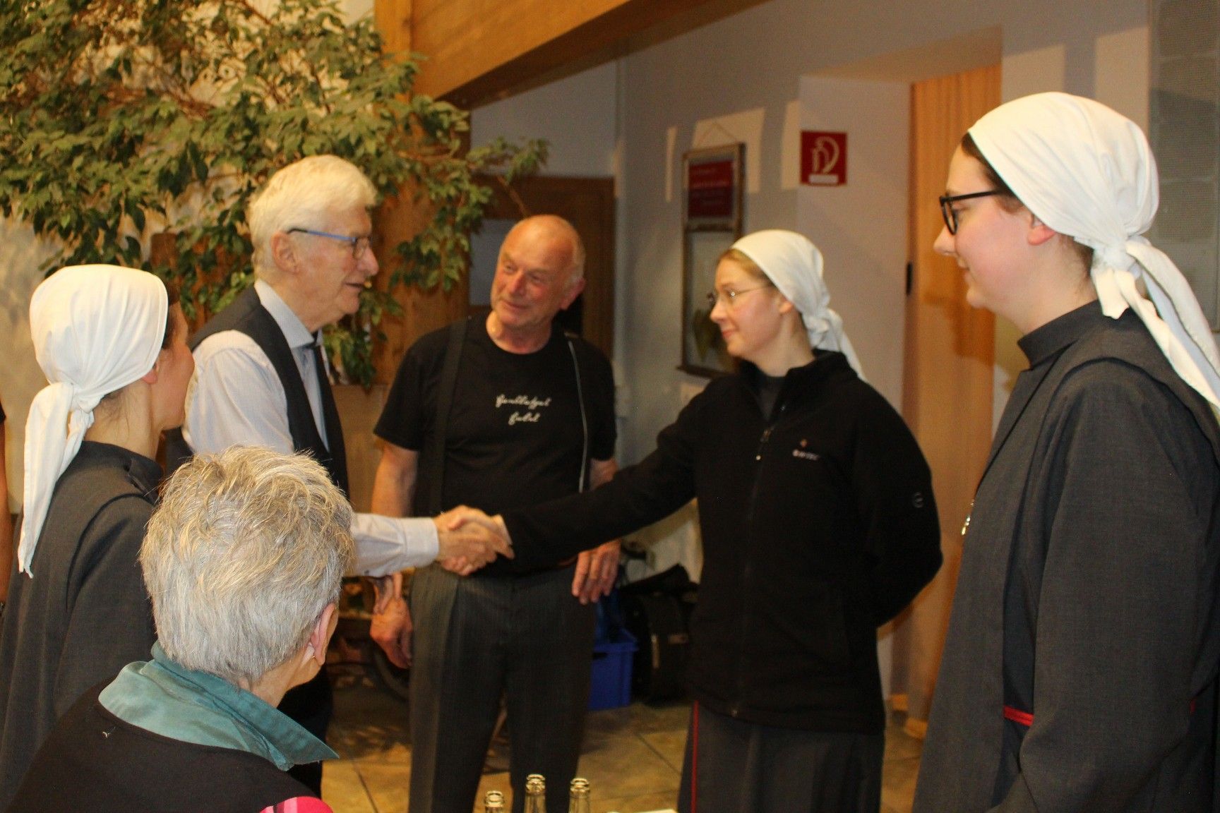 Geistliche Schwestern aus Hittisau verbanden eine Geburtstagsfeier mit dem Konzertbesuch im Kloster Bezau.   