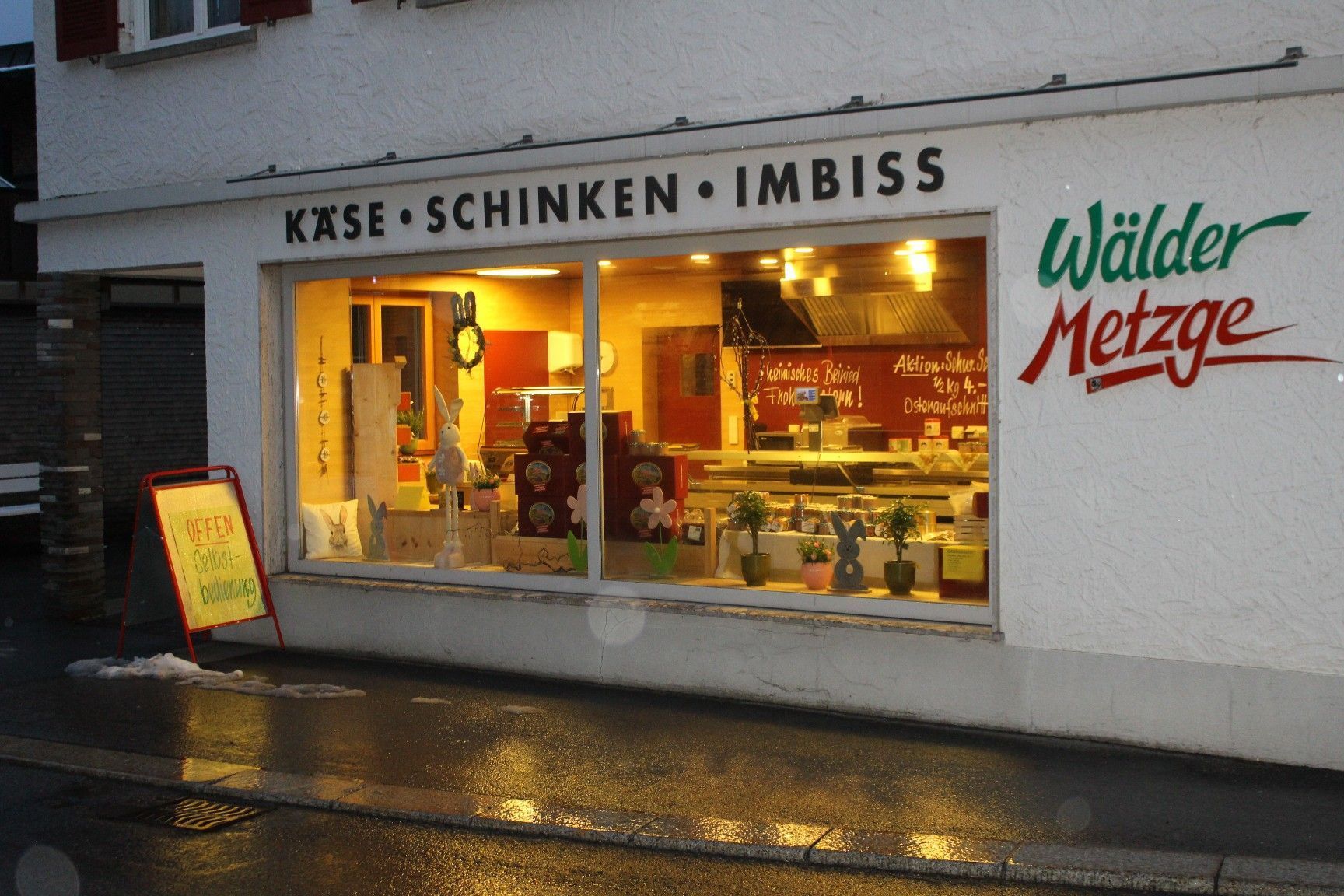 2003 übernahm Alois Feurstein mit seinem Bruder Norbert den Familienbetrieb in Andelsbuch. Er machte sich in Bezau (Bild) selbständig. Gleichzeitig baute er den Betrieb in Warth auf.