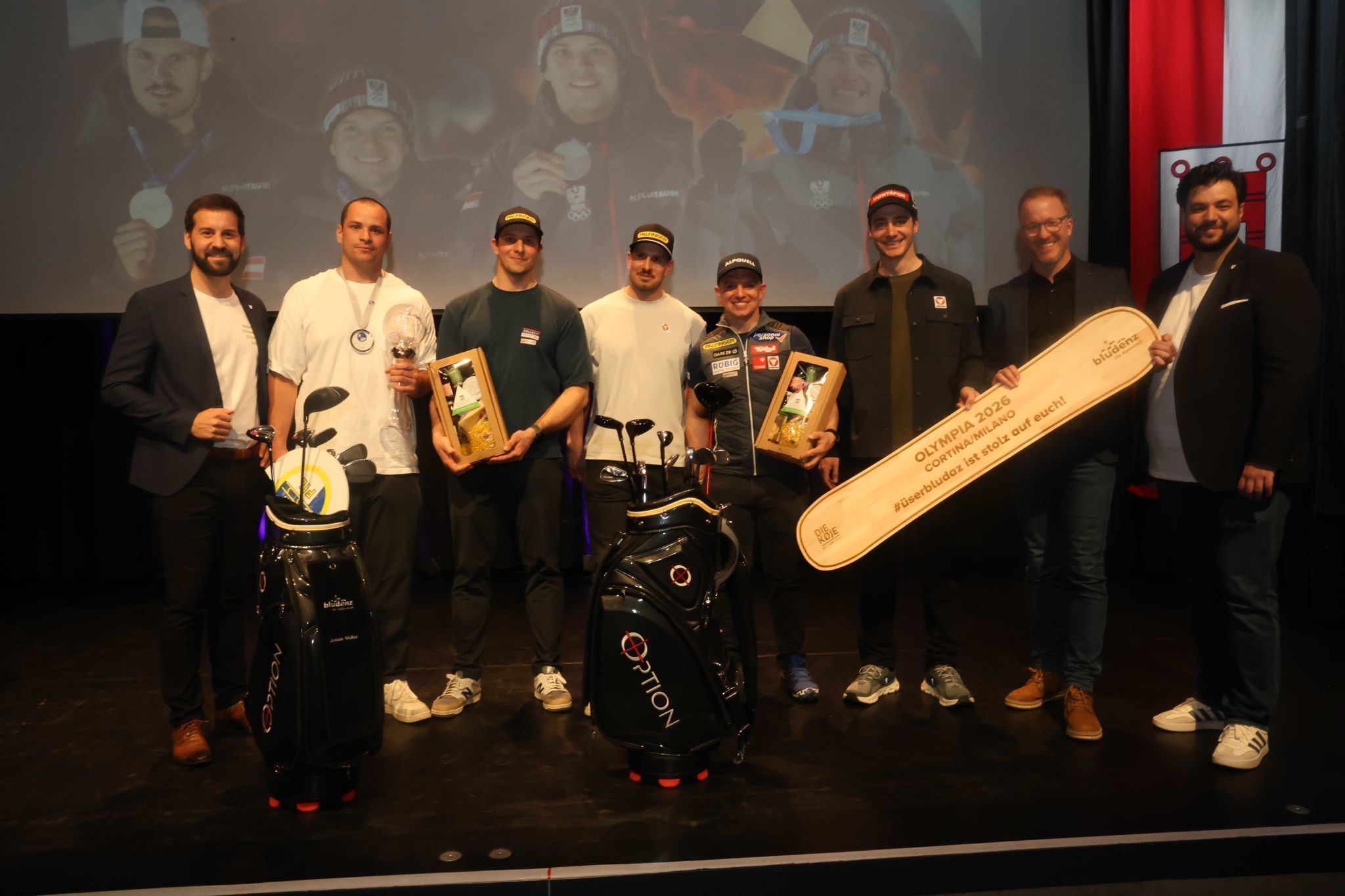 Bgm. Simon Tschann, Jonas und Bruder Yannick Müller, Thomas sTeu, Wolfgang Kindl, Alessandro Hämmerle, LR Christian Gantner und Stadtrat Cenc Dogan.