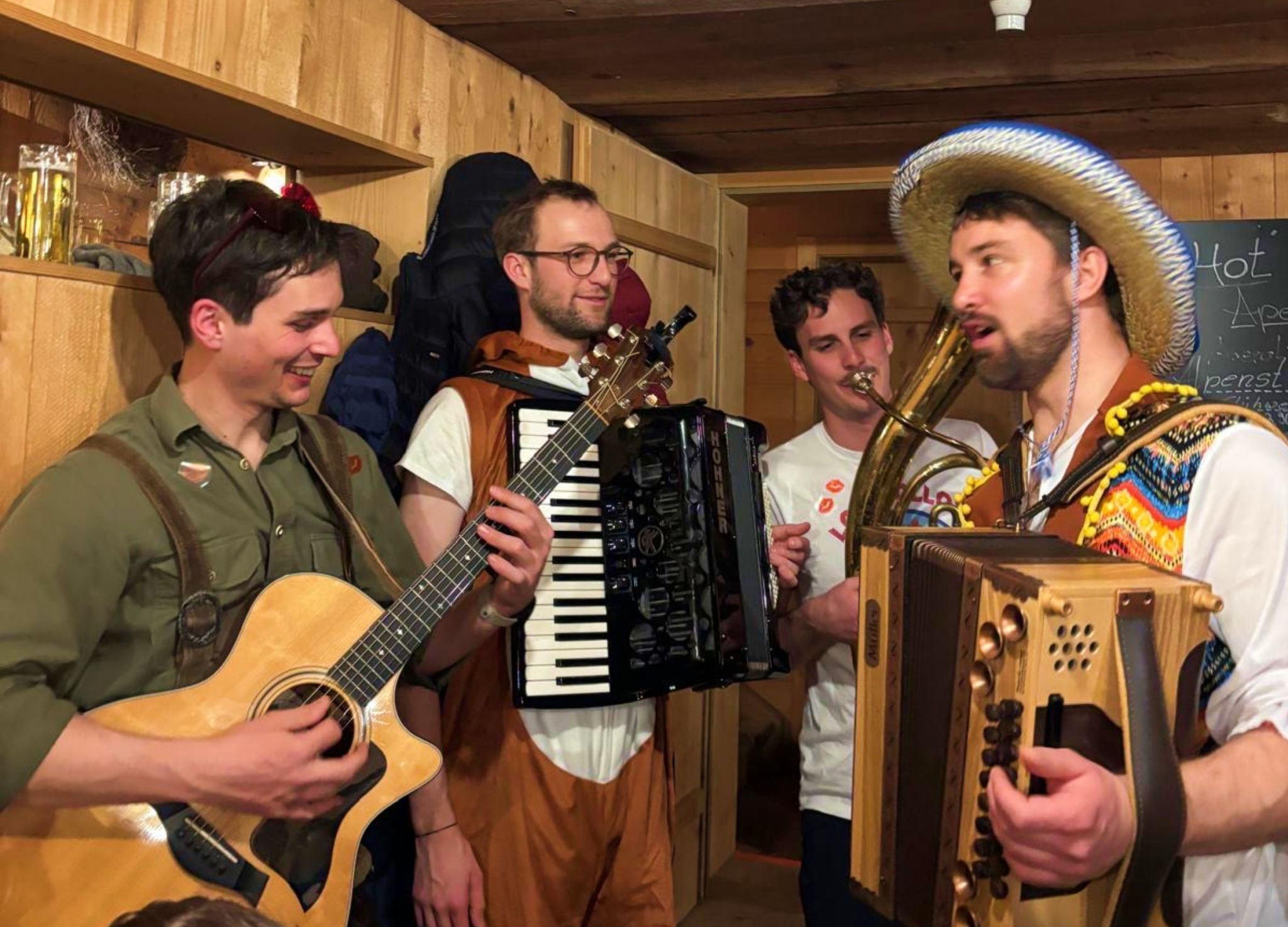 Zur Eröffnung der Après-Ski-Bar hatten sich vier Musikanten – Thiemo mit Gitarre, Laurin mit Bariton, Johannes mit seinem Akkordeon und Albert mit der Steirischen Harmonika – zusammengetan und spielten als Mellobah Buobo – zu deutsch: Mellaubach Buben – auf.