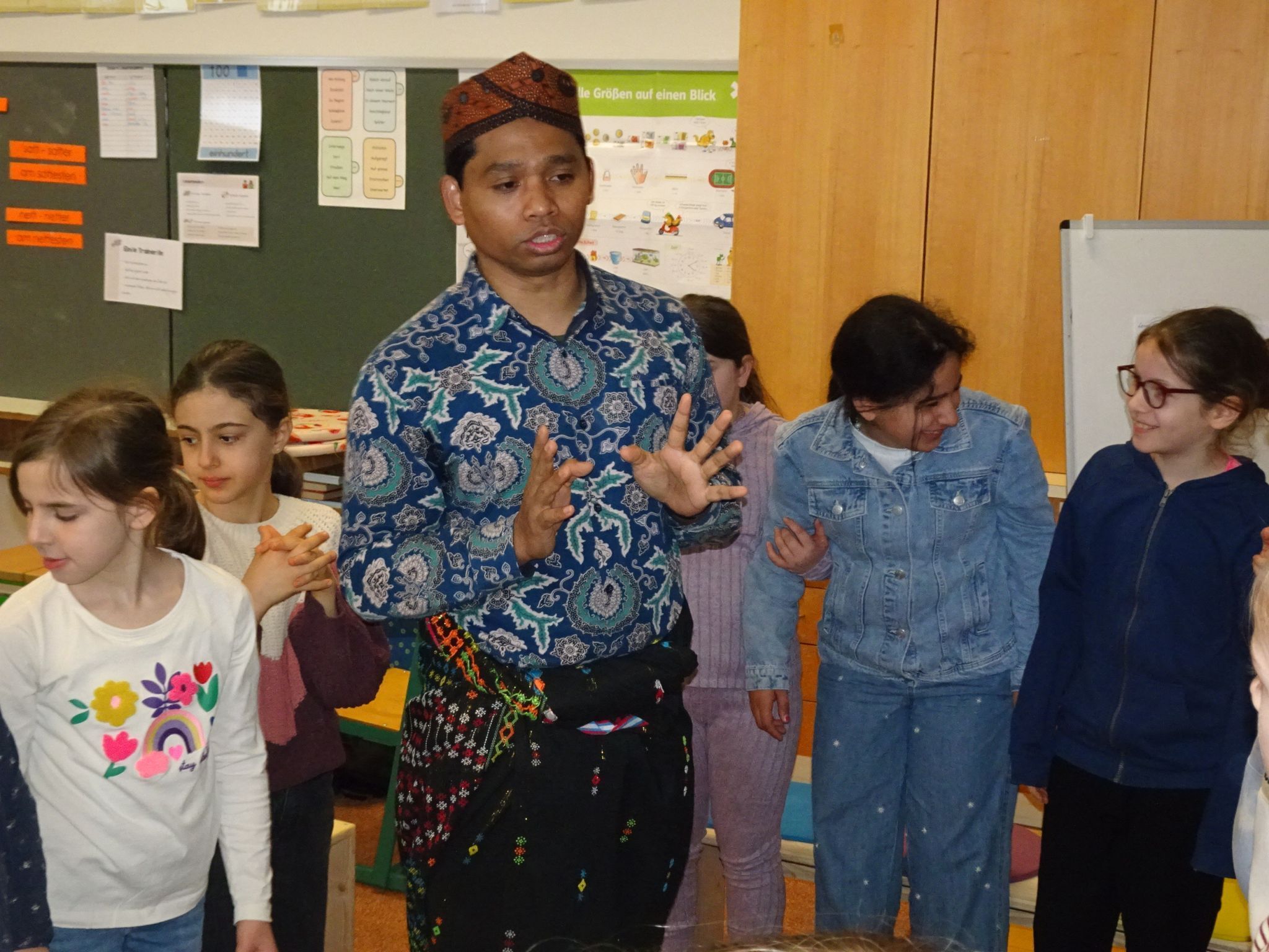 Zum Auftakt gab es gleich einmal ein paar Begrüßungsworte von Pfarrer Insosens auf Indonesisch. 