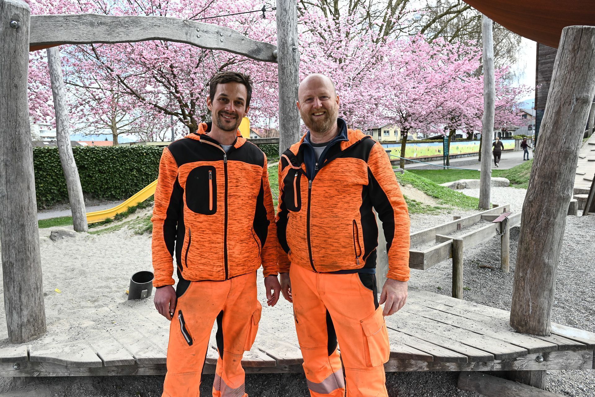 Marc Ziganek und Günther Harrant haben 30 Tonnen Kies, Sand und Hackschnitzel an den öffentlichen Spielplätzen verteilt. 