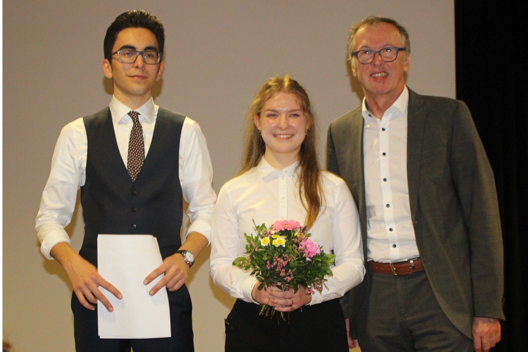 Blumen, viel Applaus und höchstes Lob von Dir. Mario Hammerer gab es für das souveräne Moderatoren-Duo Anja Hirschfeld und Fabian Stauss.   