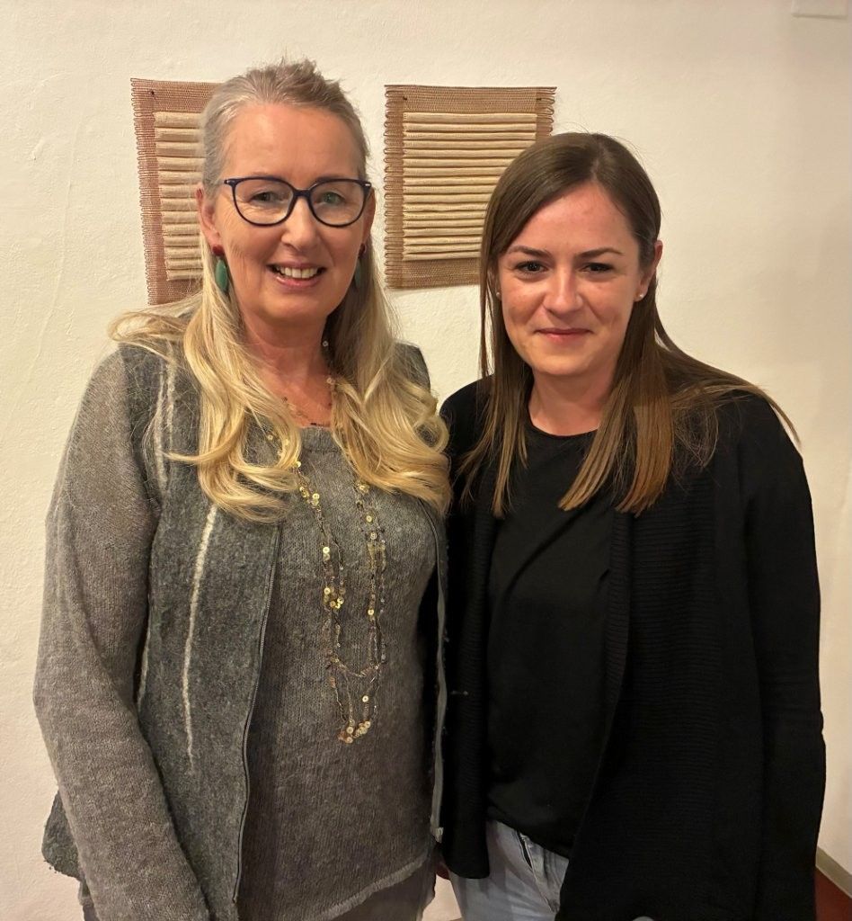 Angelika Maurer (TAK) mit Ramona Jordan (v. l.).