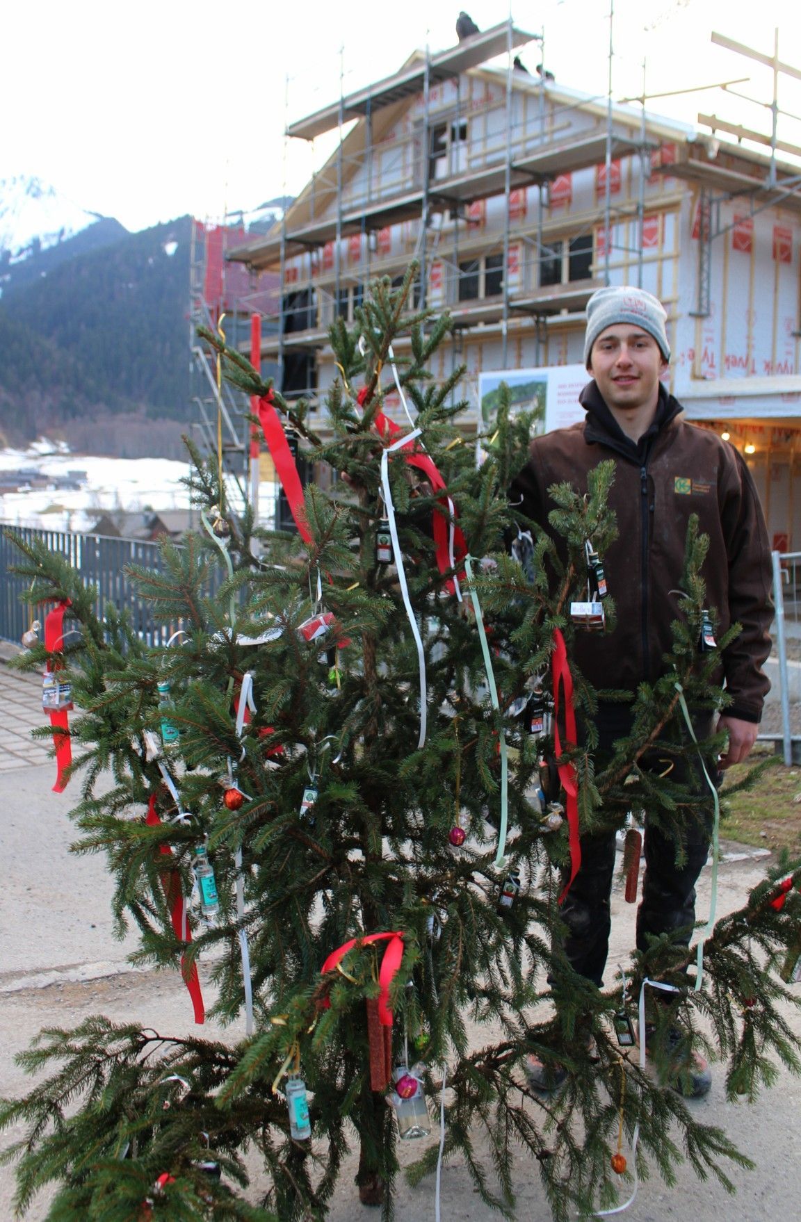 Zimmererlehrling Kaspar Kaaden war für den traditionellen Firstspruch verantwortlich: „. . . drum hebe ich das Glas und rufe laut: Glück und Segen diesem Haus. Gott schütze alle, die hier gehen ein und aus!“   