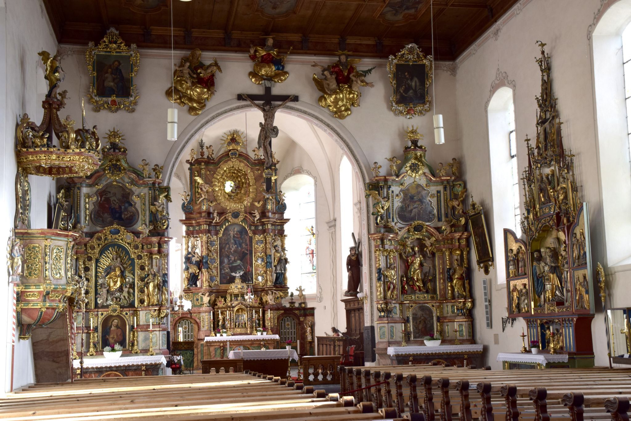 Die Innenausstattung gilt als Vorzeigewerk des Tiroler Bildhauers Andreas Kölle (1680 - 1755) aus Fendels