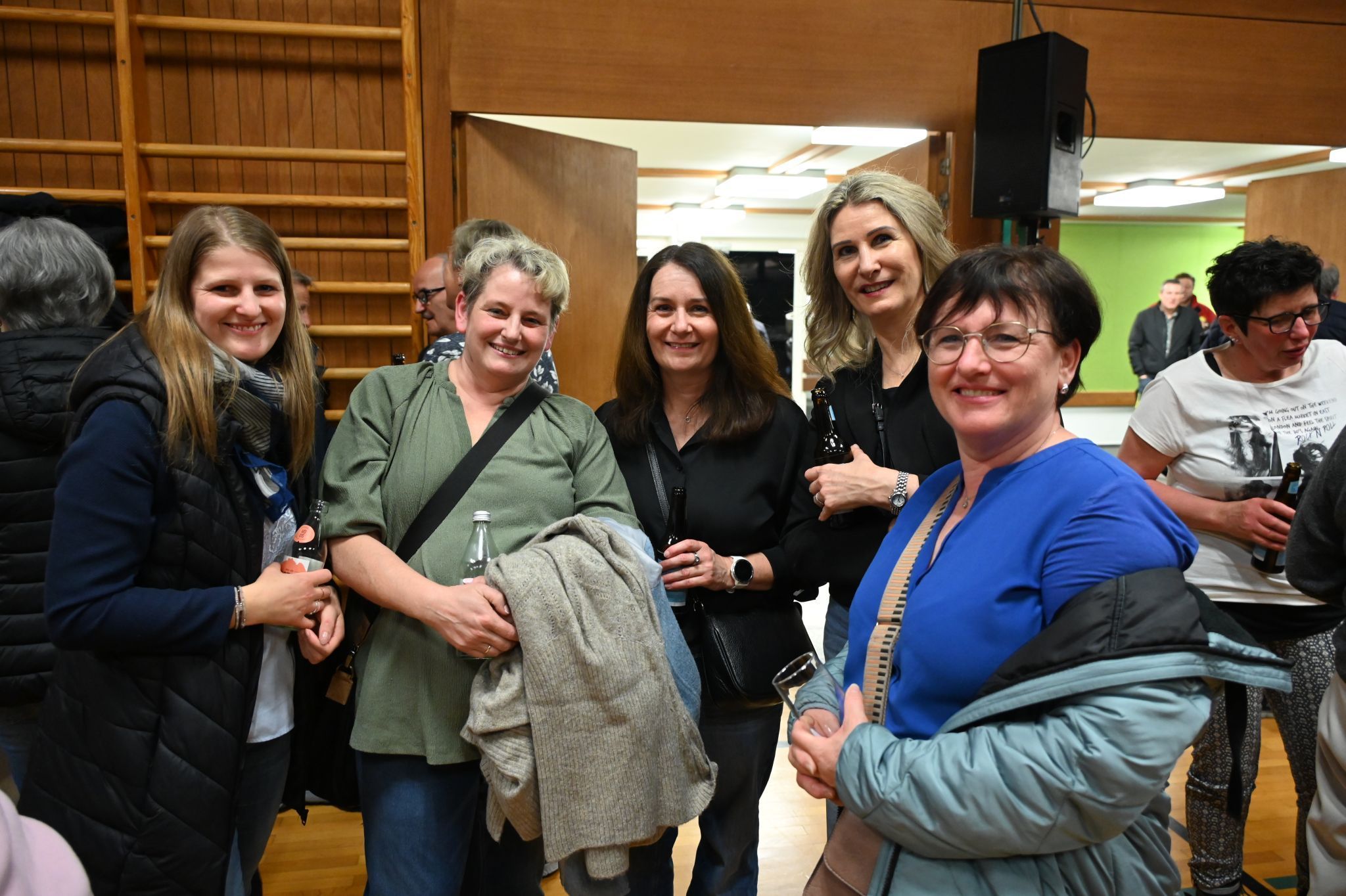 Maria und Saskia Dünser, Ulrike Tschol, Dagmar Widerin und Klara Burtscher genossen den Kabarettabend.