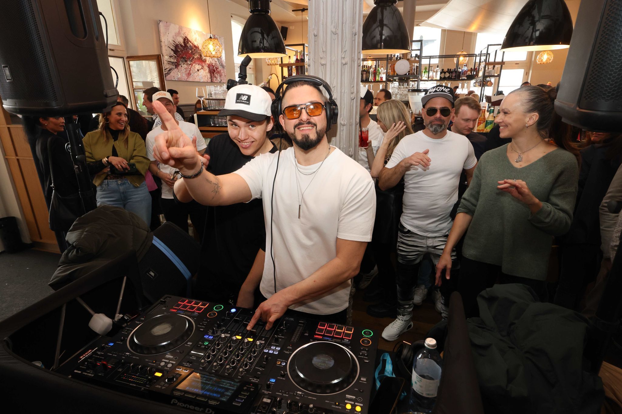 Emil Boenke und Nima Lovario am Pult.