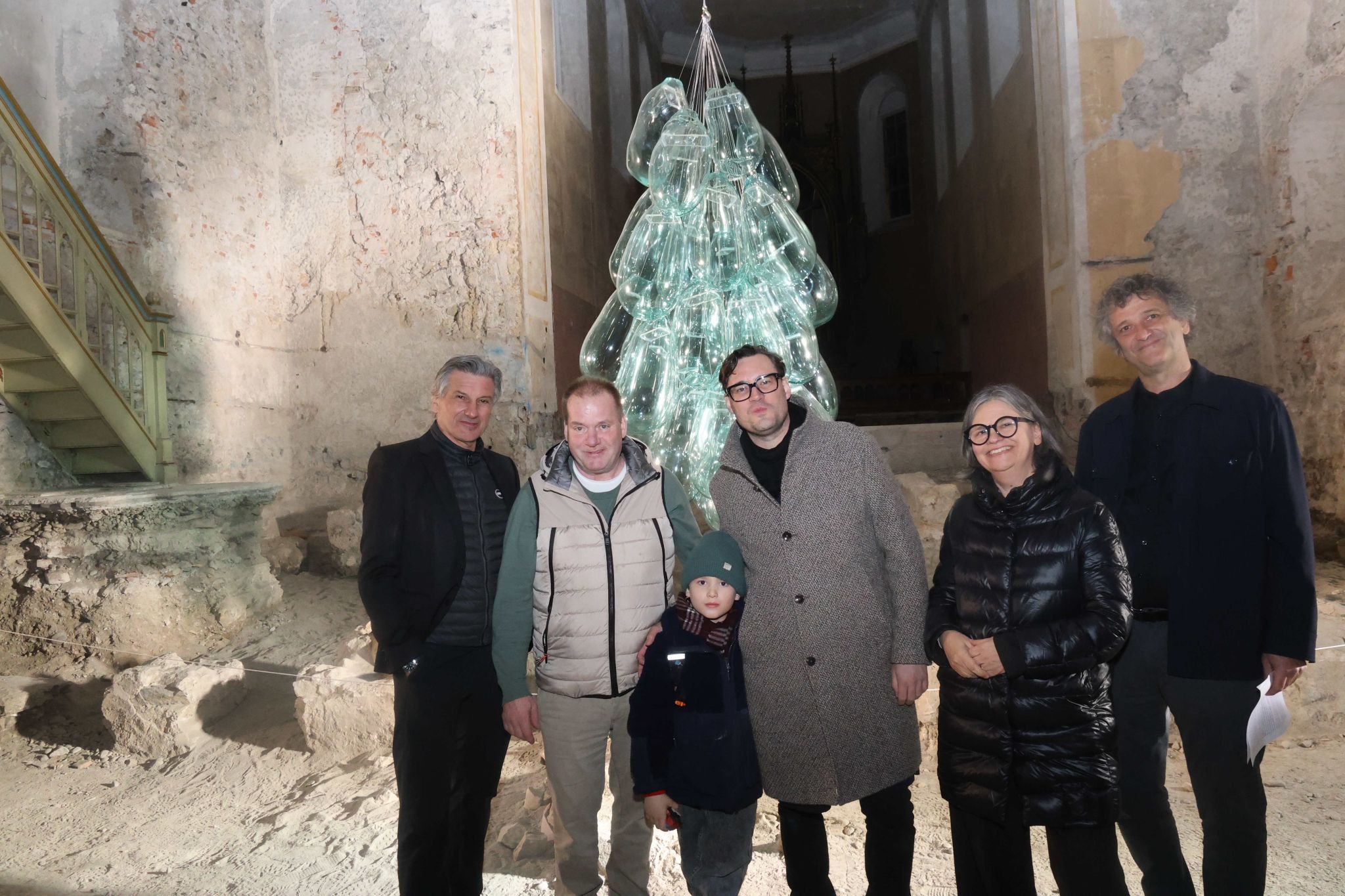 Kurator Arno Egger, Glashüttenmeister Wenzel Riederer, Neo und Vater Michael Hirschbichler, Karin Guldenschuh und Vernissageredner Klaus Christa.