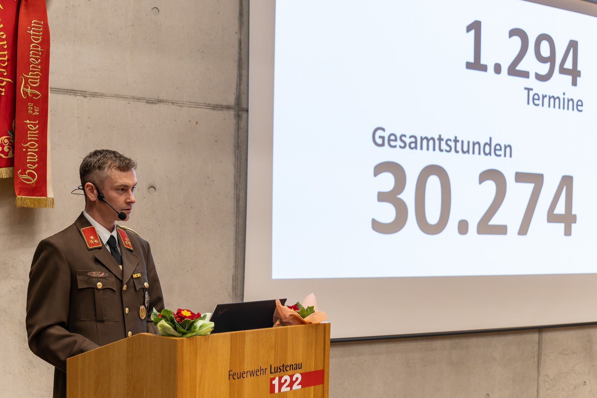 Feuerwehrkommandant Jürgen Hämmerle präsentierte bei der Jahreshauptversammlung interessante Daten zum vorigen Einsatzjahr. (Quelle: Feuerwehr Lustenau)