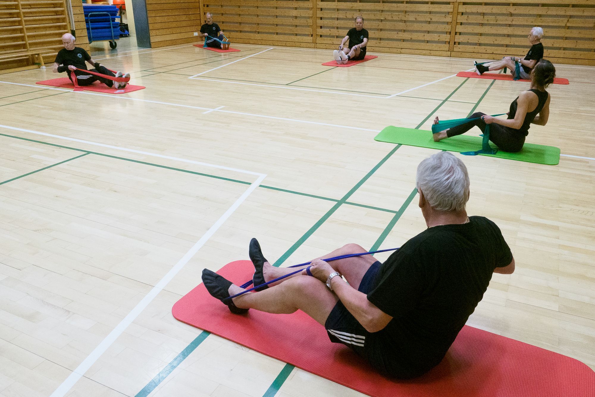 Auch im Sitzen gibt es etliche Übungen mit den Theraband