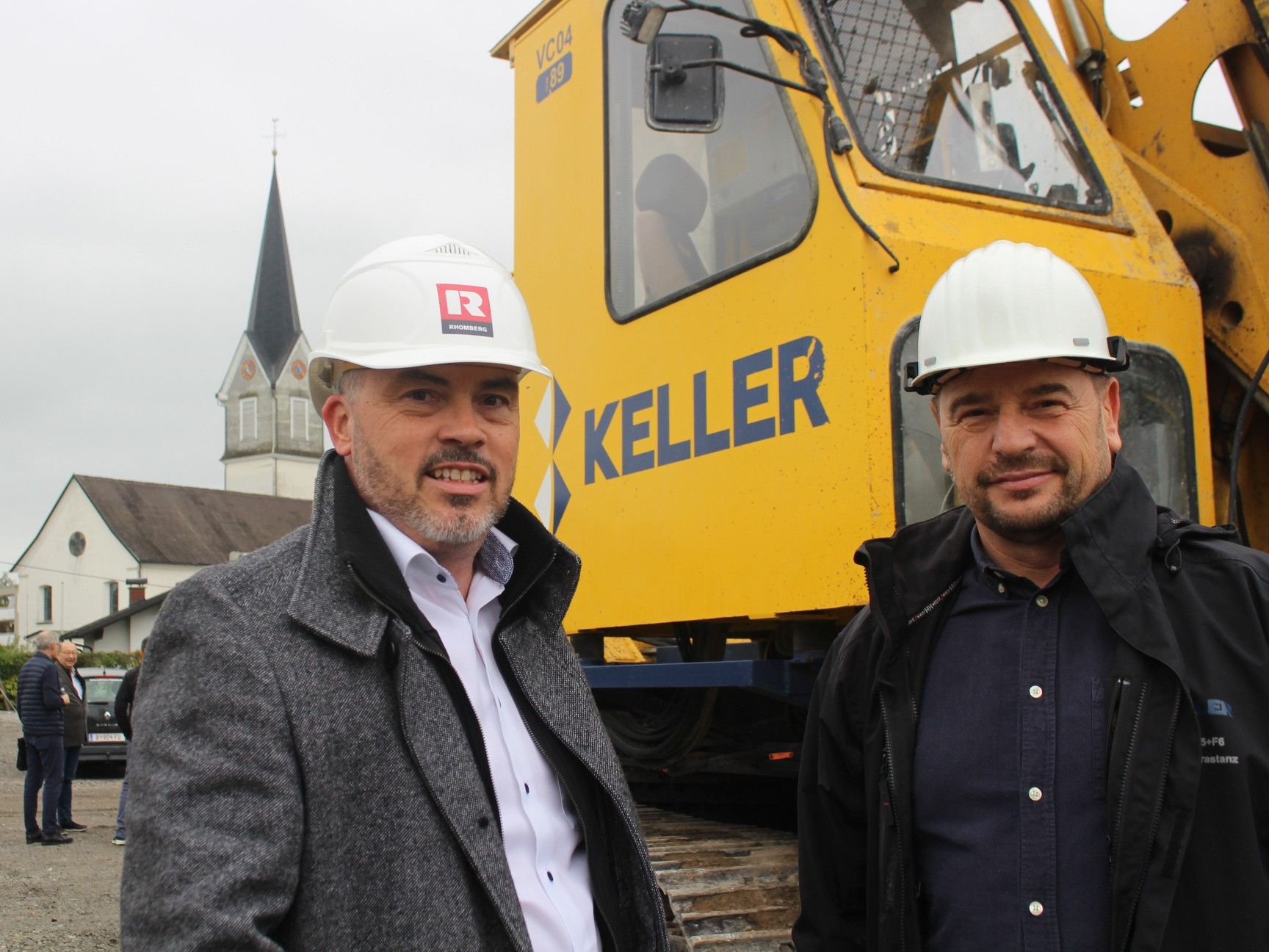 Harald Hutter und Gerhard Meyer (r.) erläuterten die erforderlichen technischen Maßnahmen zur Stabilisierung des Baugrundes.