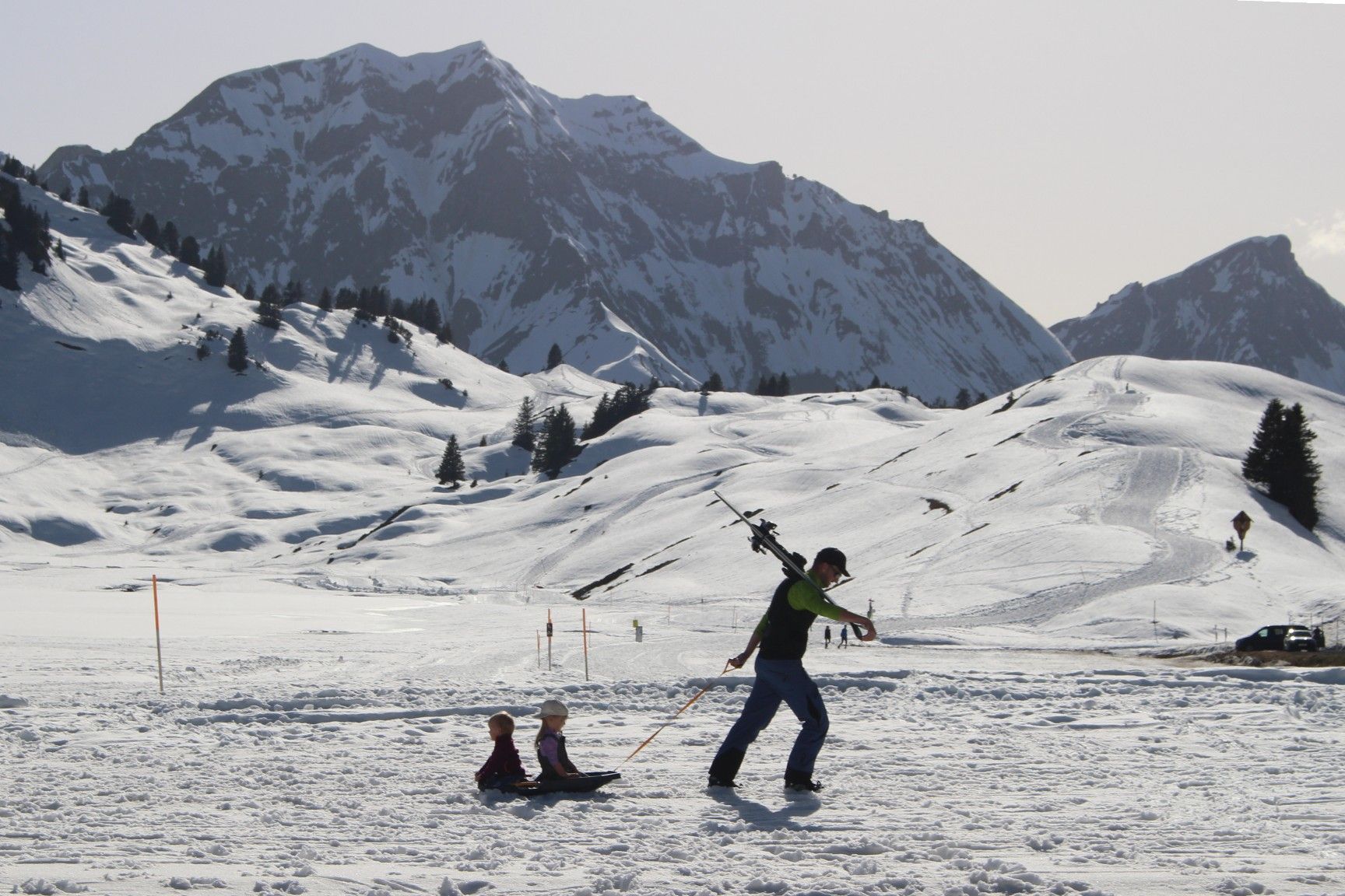 Nach einem tollen Tag im Schnee auf dem Heimweg – „Papa ist halt doch der beste . . .“
