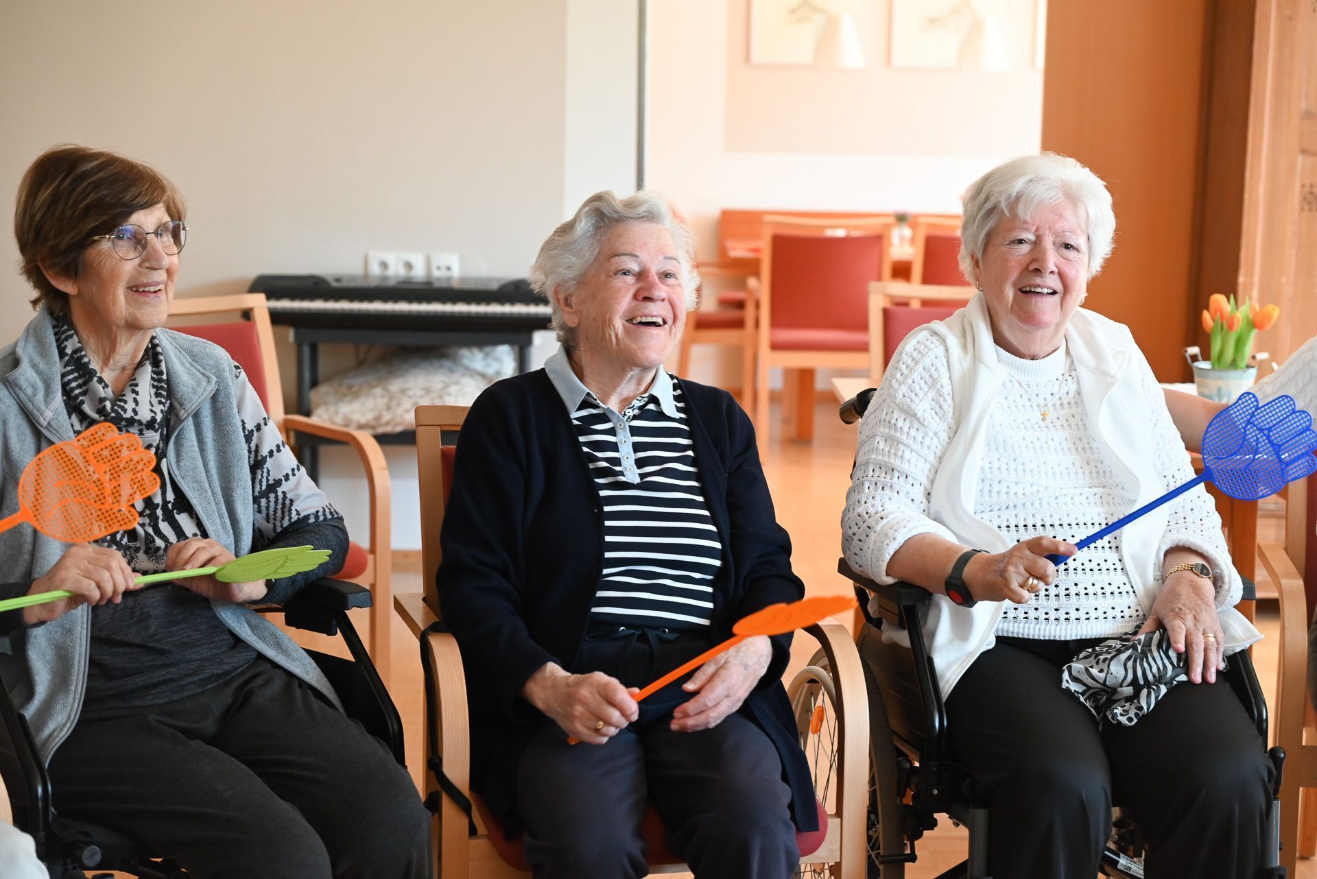 Gemeinsam Zeit verbringen und Spaß haben. Die Senioren genießen den abwechslungsreichen Nachmittag.