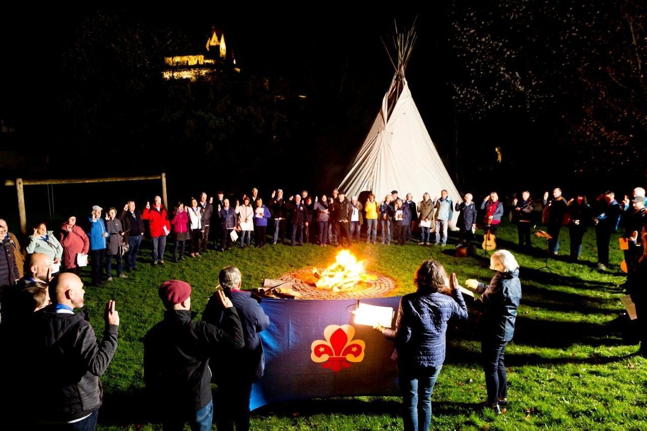 Versprechen am Lagerfeuer. 