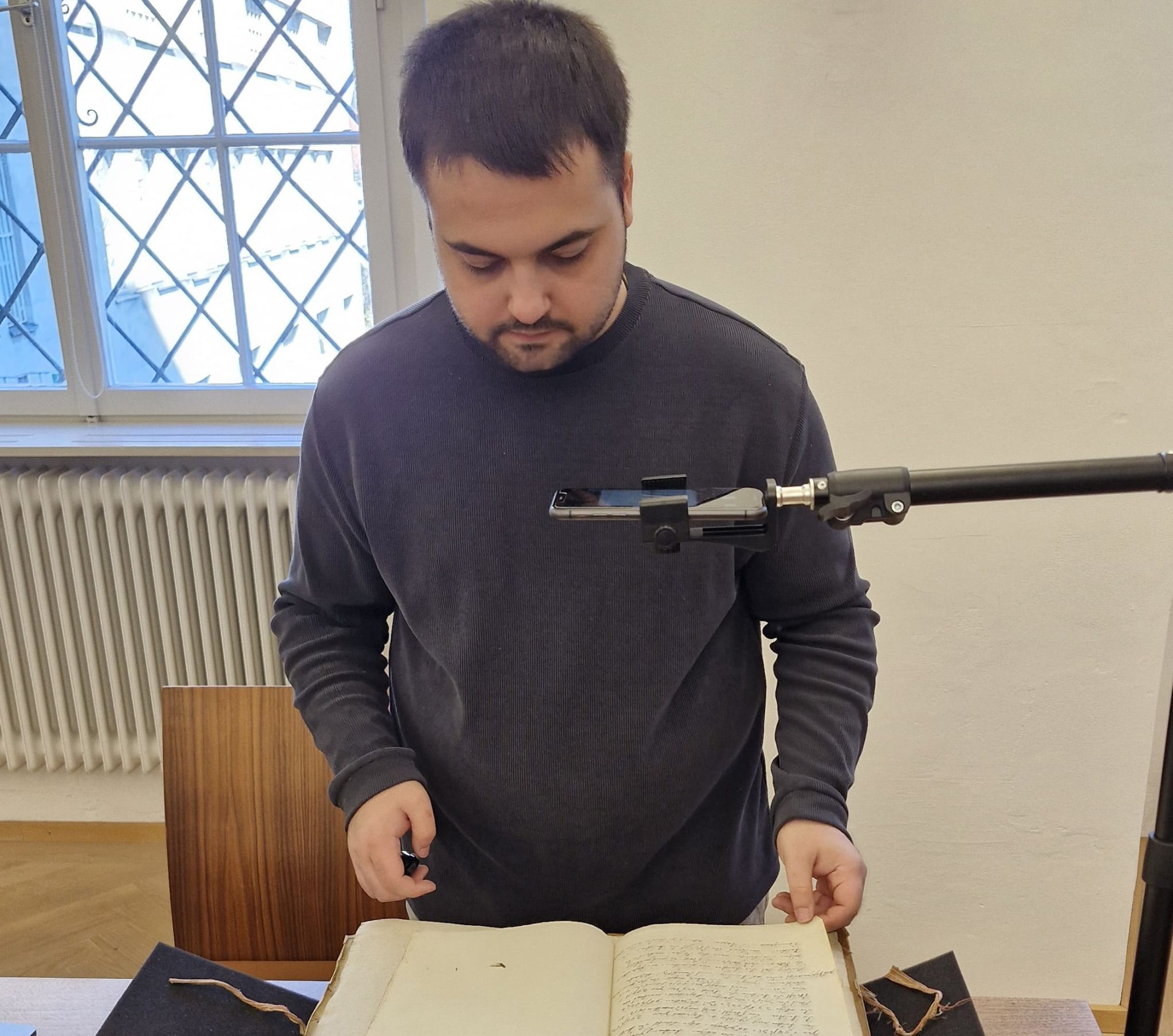 Alte Schriften sind Fabios Leidenschaft.