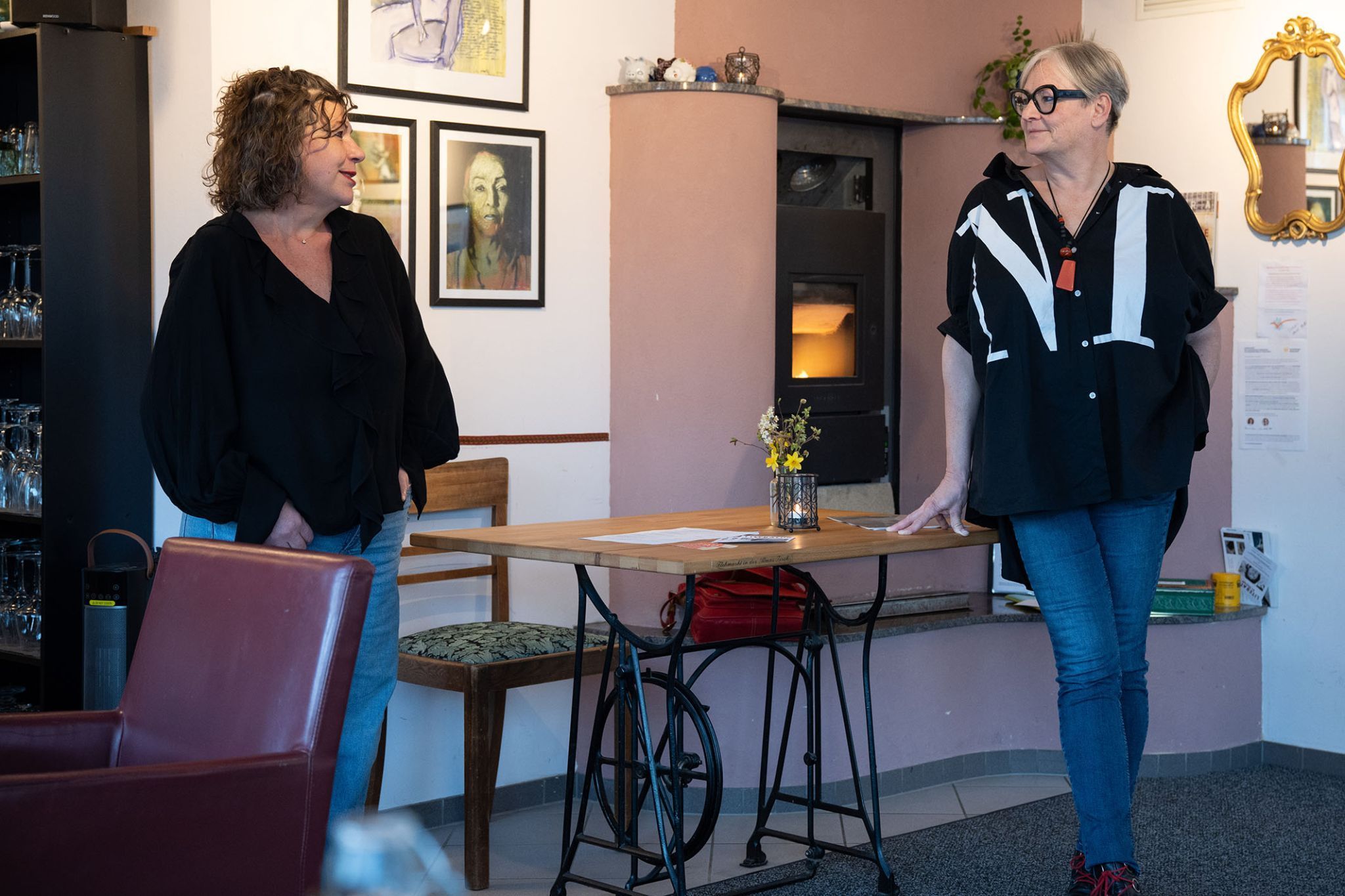 Iris Biatel-Lerbscher mit Vernissagerednerin Andrea Fritz-Pinggera