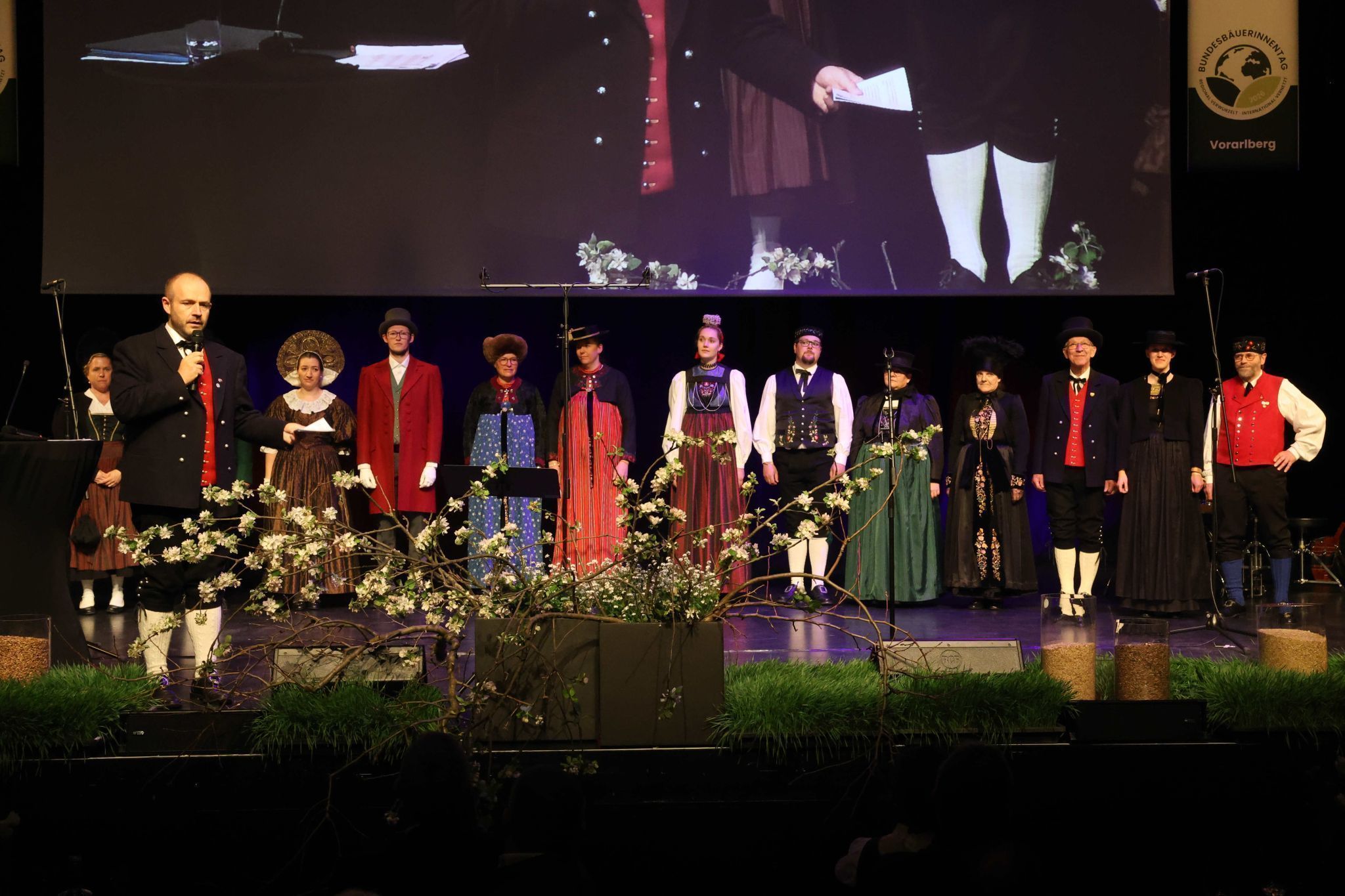 Detaillierte Vorstellung von Vorarlberger Trachten.