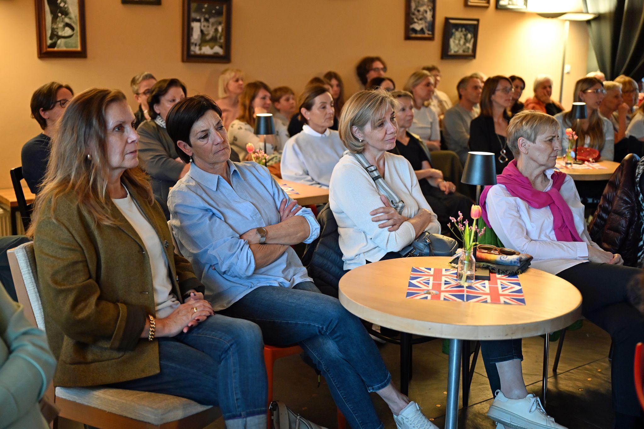 Das Publikum lauschte aufmerksam den Geschichten aus der Welt der britischen Royals.
