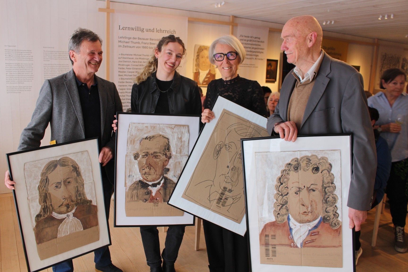 Originelle und außergewöhnliche Illustration der Ausstellung Franz Beer: Peter Fink, Museumsmitarbeiterin Laura Greußing, Museumsleiterin Theresia Fröwis und Ernst Steininger präsentieren Porträts. PETER STRAUSS