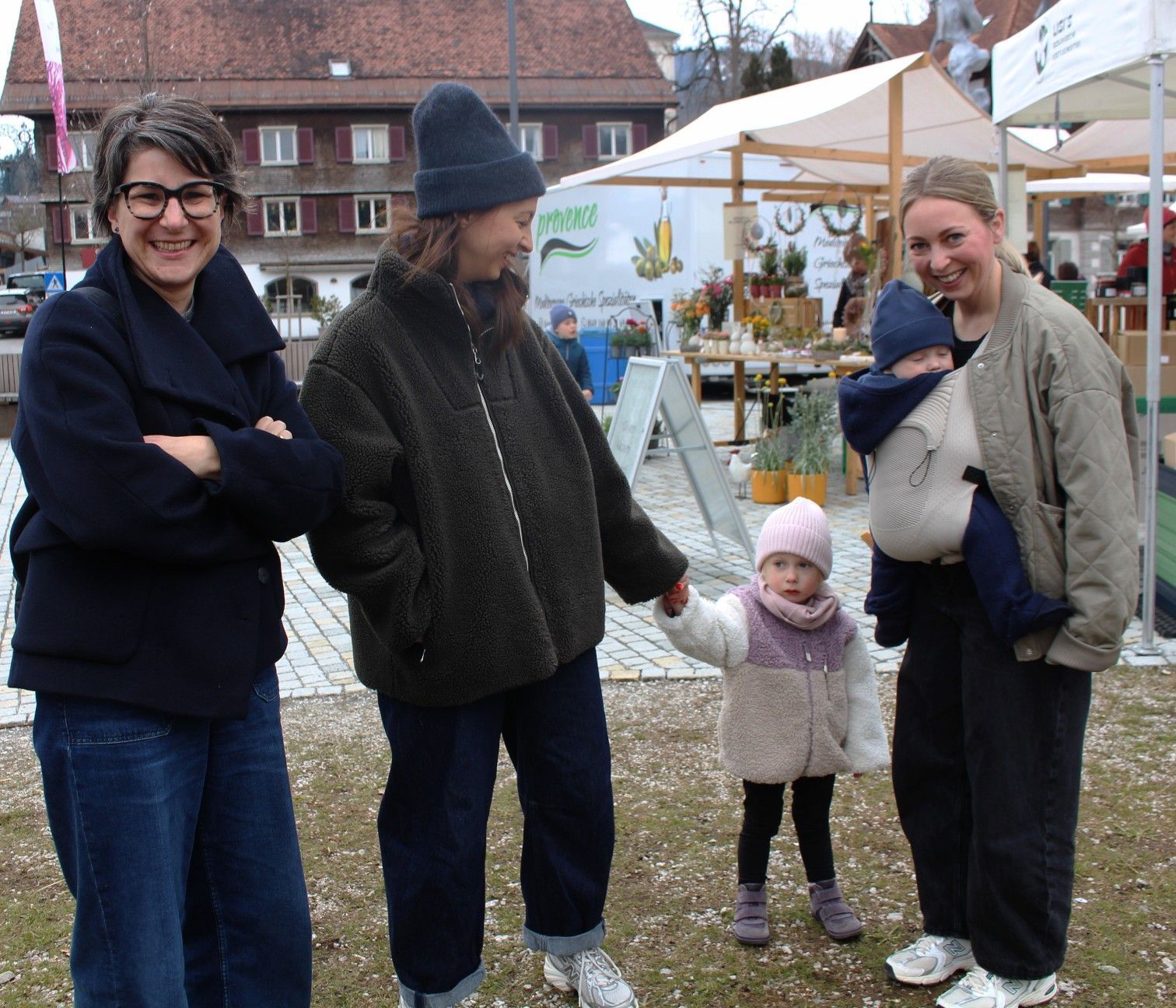 Mit dem Marktbummeln kann man nicht früh genug beginnen, war offenbar die Devise dieser gutgelaunten Marktbesucherinnen.